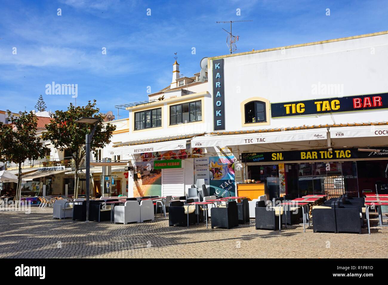 Caffetterie nella piazza principale della città vecchia durante la mattina, Albufeira, Algarve, Portogallo, dell'Europa. Foto Stock