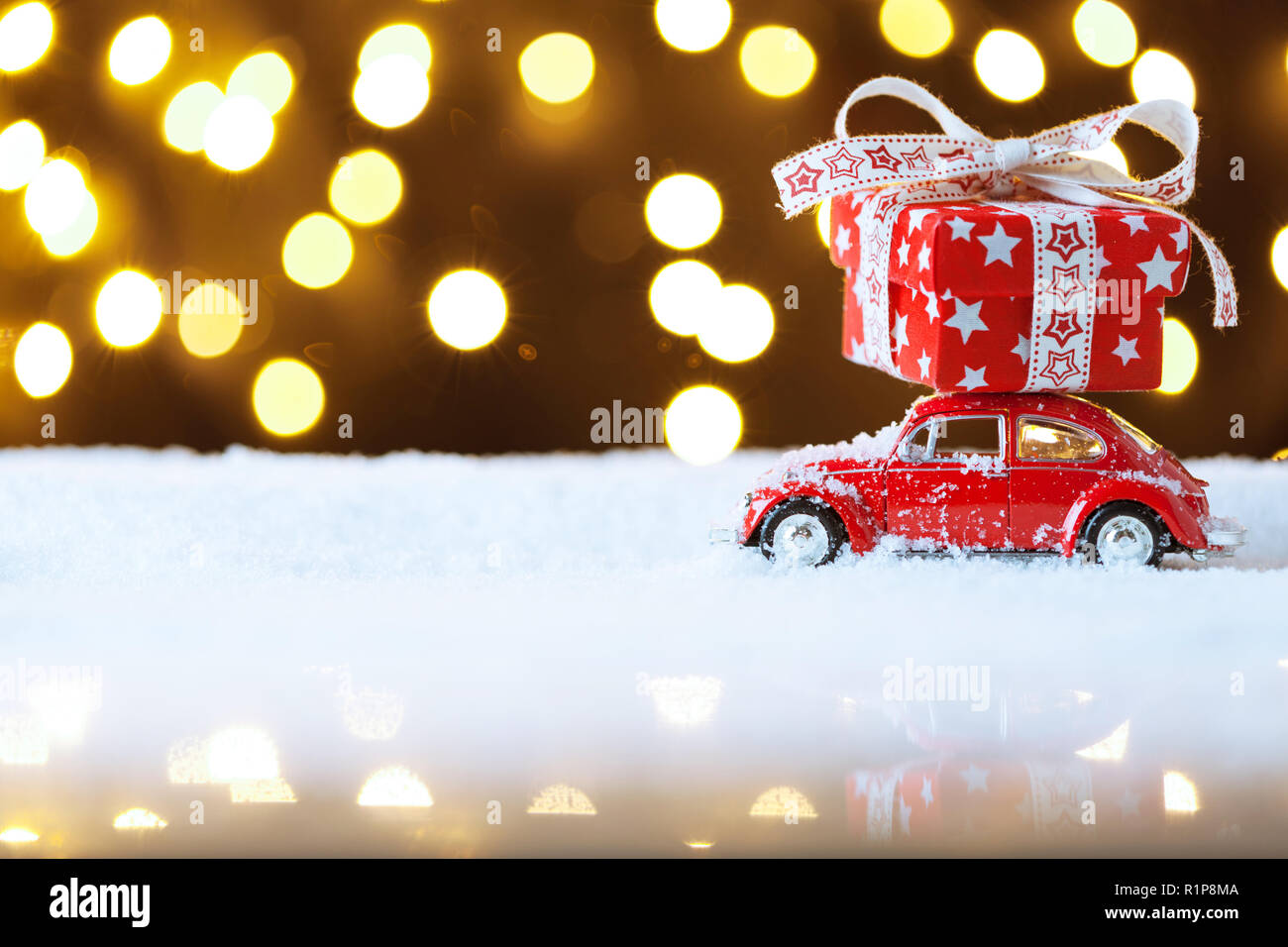 Retro rosso auto giocattolo di erogazione di Natale o Capodanno doni Foto Stock