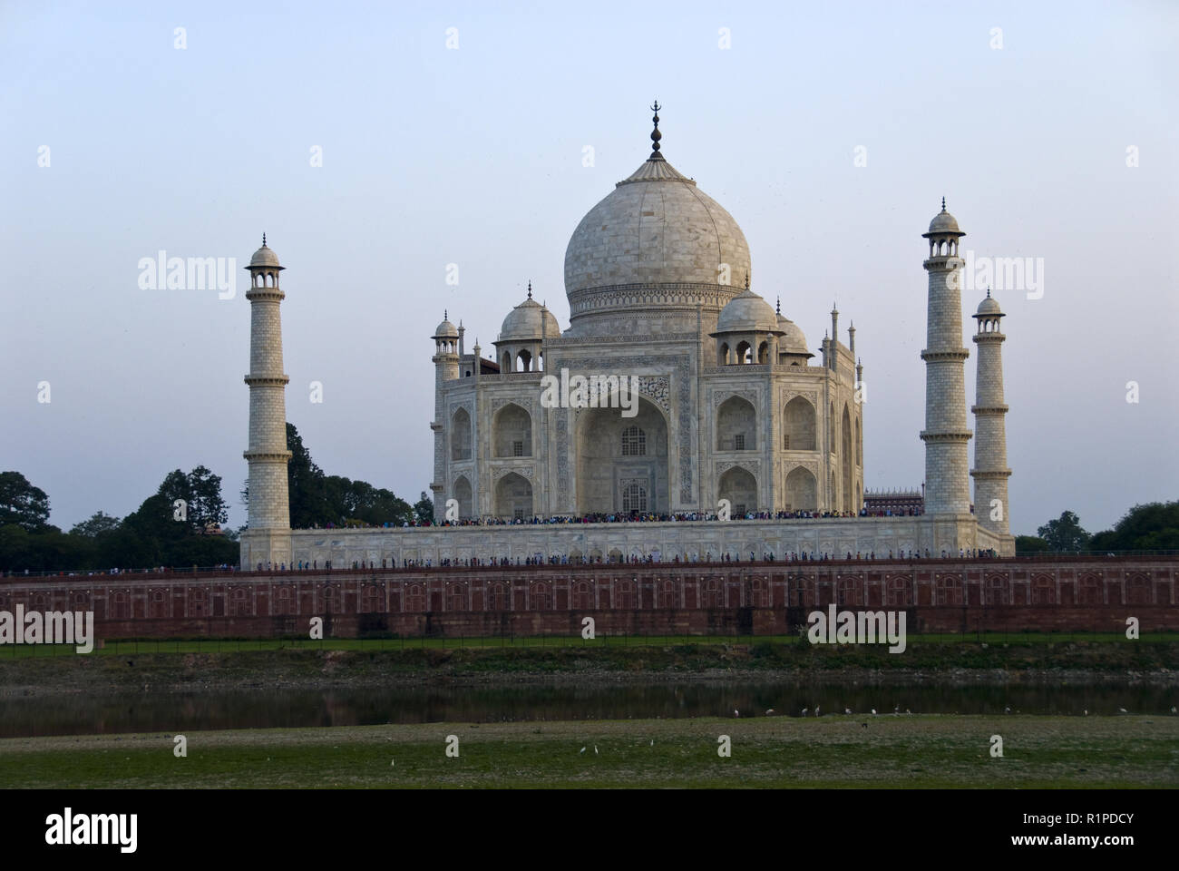 Il Taj Mahal mausoleo, visto da Mehtab Bagh, un Riverside park e il giardino di Agra, India. Foto Stock