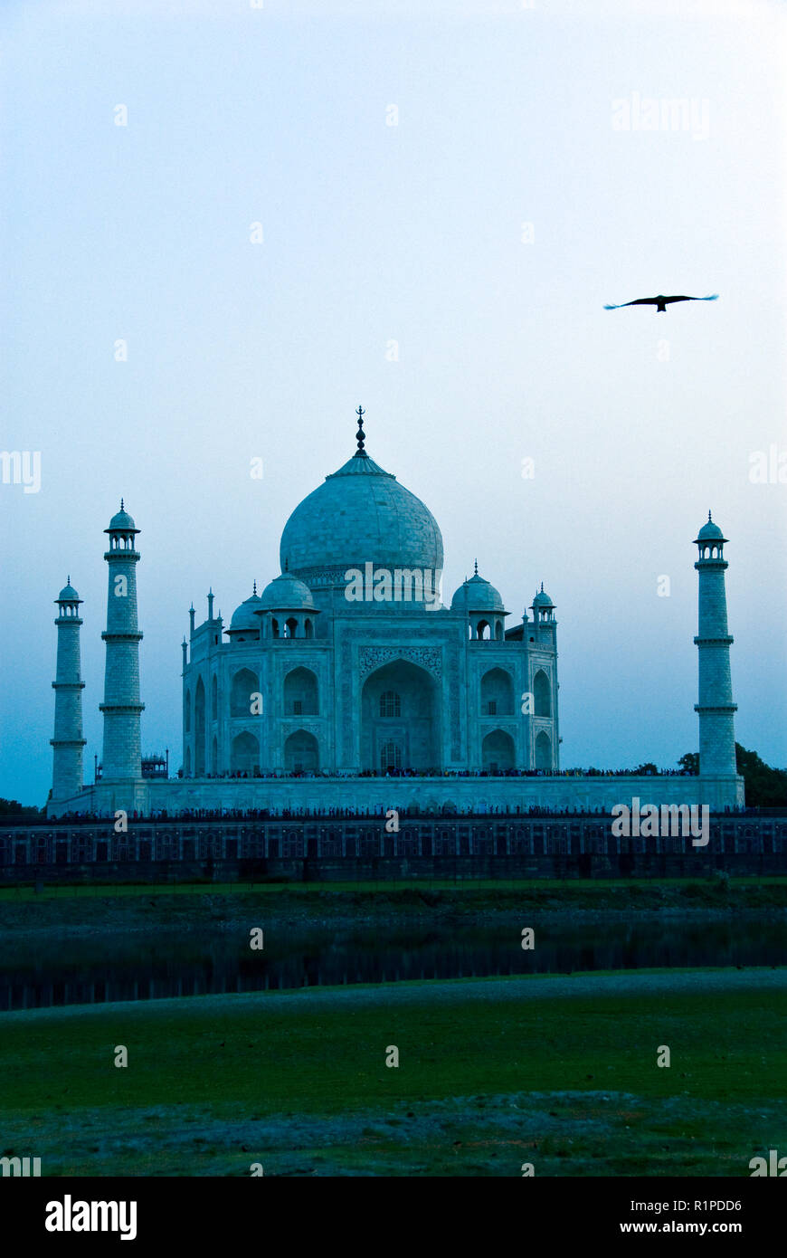 Il Taj Mahal mausoleo, visto da Mehtab Bagh, un Riverside park e il giardino di Agra, India. Foto Stock