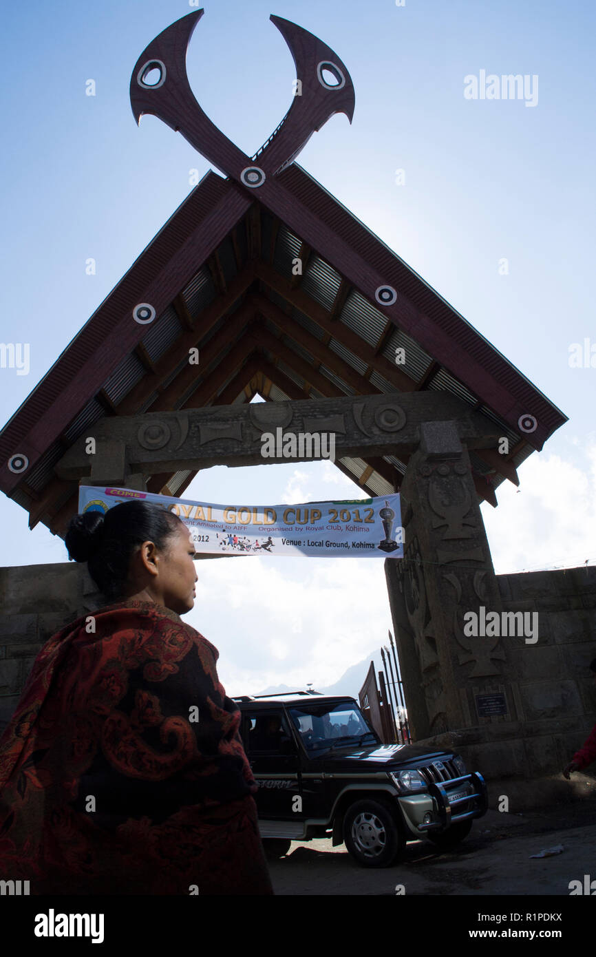 Kohima, Nagaland. Interpretazione contemporanea della tradizionale Naga town gate Foto Stock