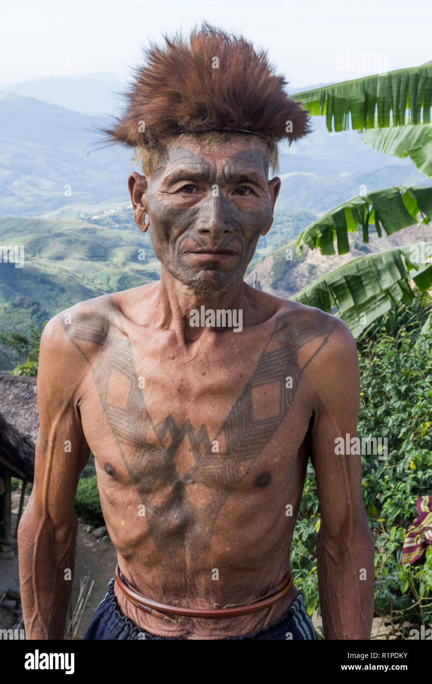 Il Nagaland, India 2012. Uomo con tatuaggi fotografato vicino al confine birmano Foto Stock