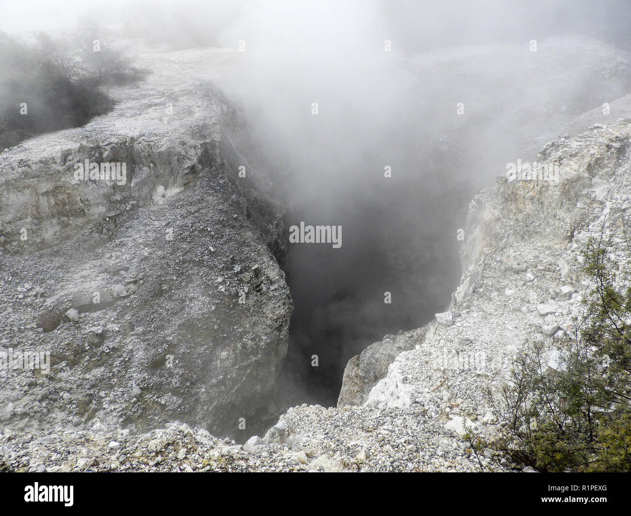 Cratere Inferno, Wai-o-tapu parco geotermico vicino a Rotorua, Nuova Zelanda. Close up cratere del bordo che mostra la formazione di depositi minerali e la fuoriuscita di vapore gli sfiati Foto Stock