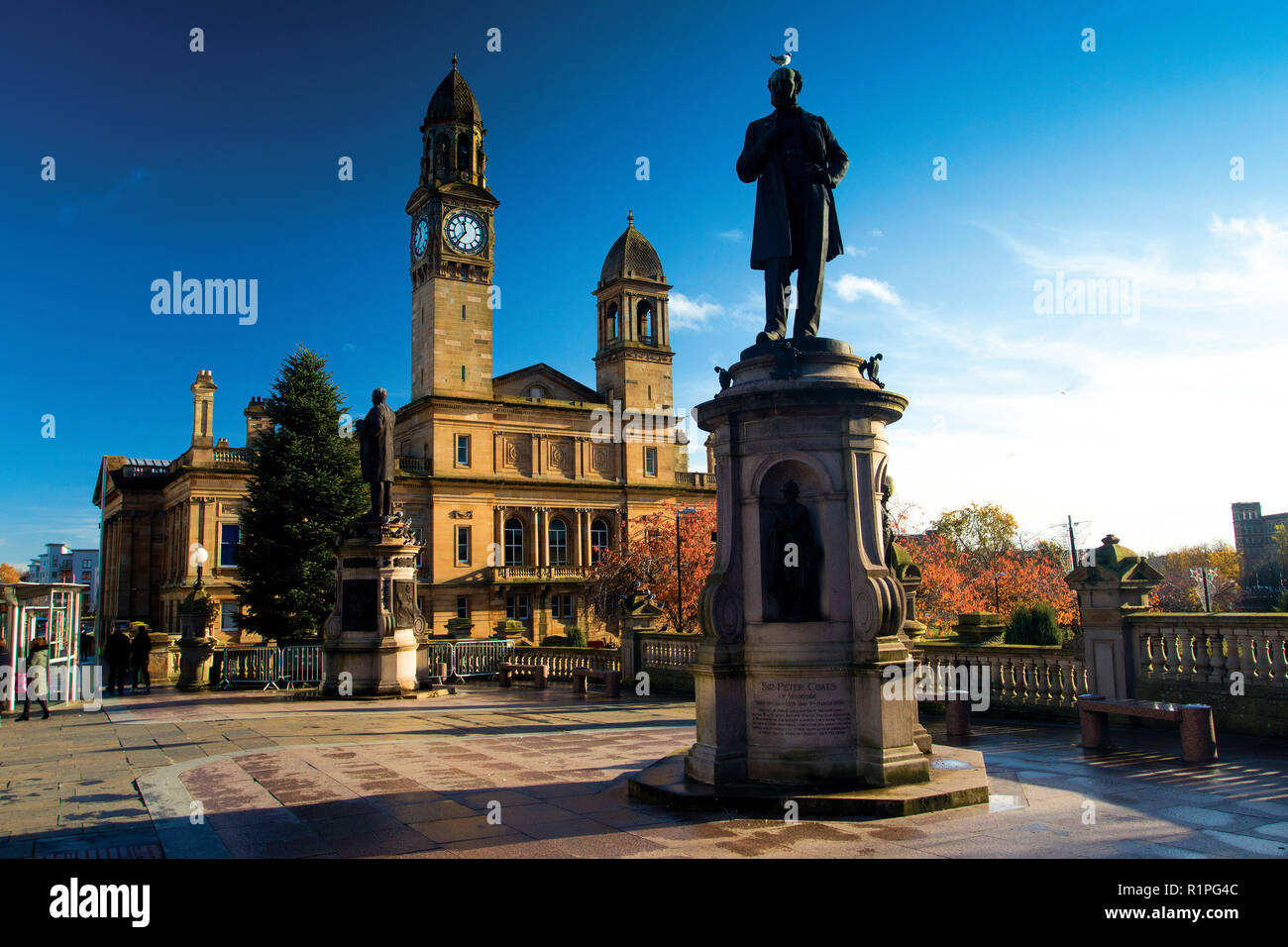 Paisley Town Hall e il Sir Peter ricopre la statua, Paisley, Renfrewshire Foto Stock