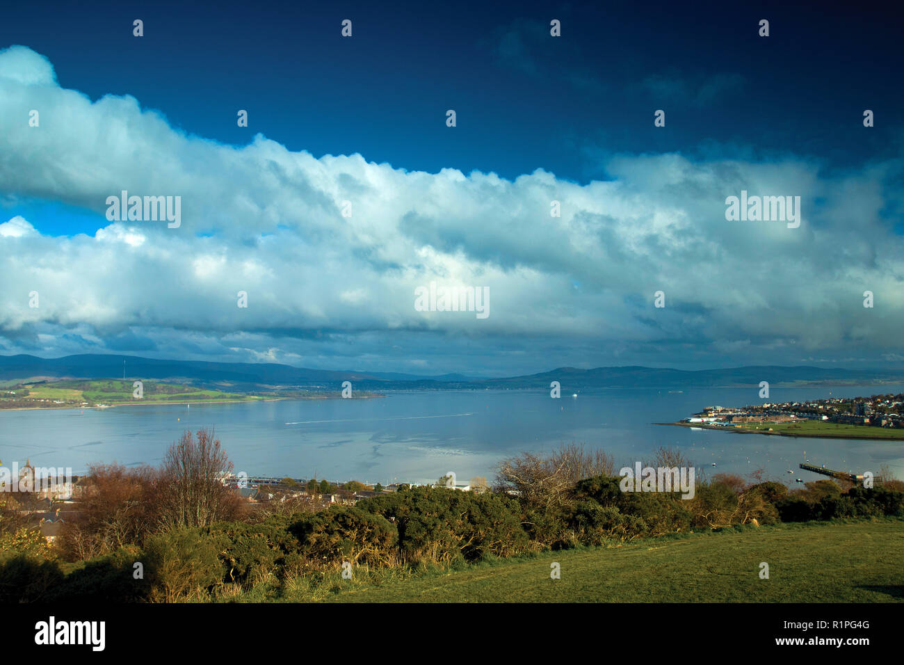 Il Firth of Clyde e Gourock da Tower Hill, Gourock, Inverclyde Foto Stock
