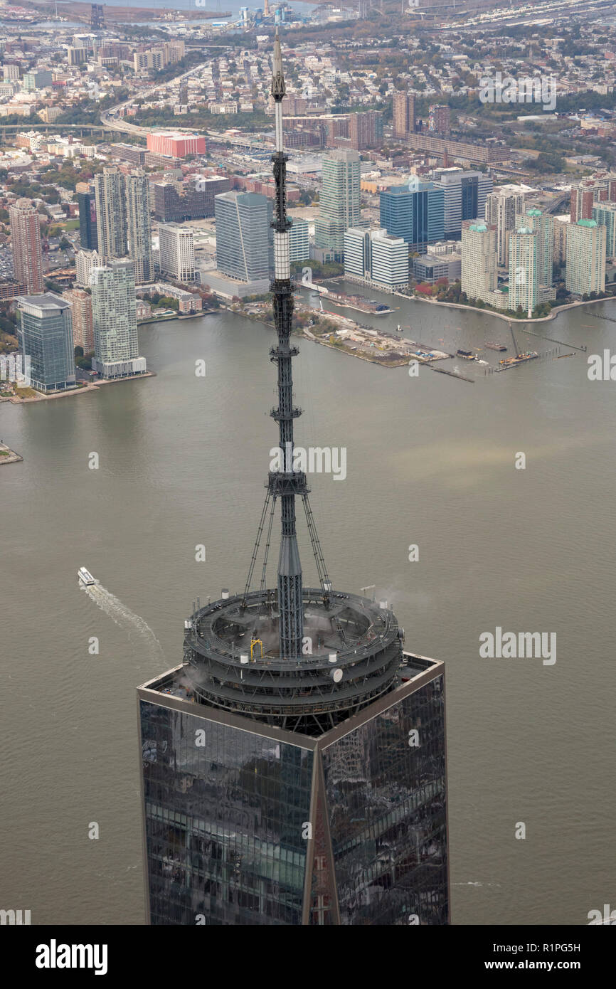 Elicottero vista aerea della sommità di One World Trade Center, Freedom Tower, Manhattan, New York City, Stati Uniti d'America Foto Stock