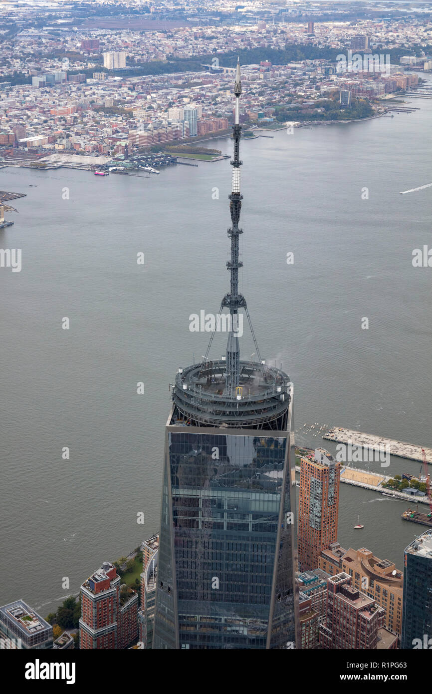 Elicottero vista aerea della sommità di One World Trade Center, Freedom Tower, Manhattan, New York City, Stati Uniti d'America Foto Stock