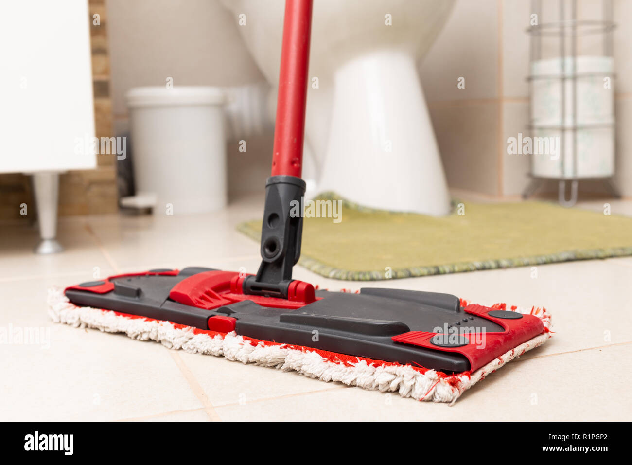 Mop in microfibra sul bagno bianco piastrelle per pavimenti come concetto  di pulizia Foto stock - Alamy