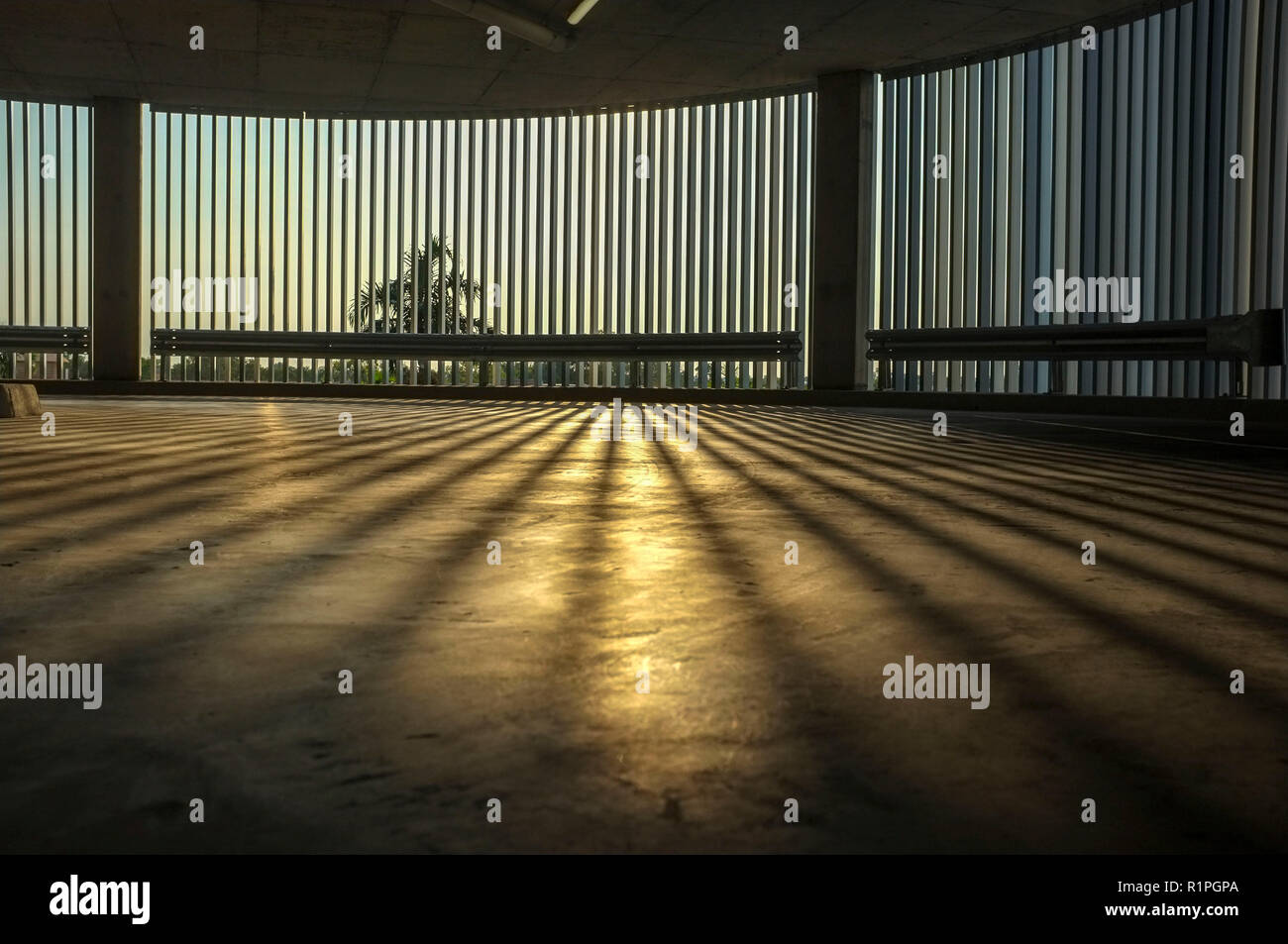 La luce del mattino in un vuoto di un parcheggio coperto. Foto Stock