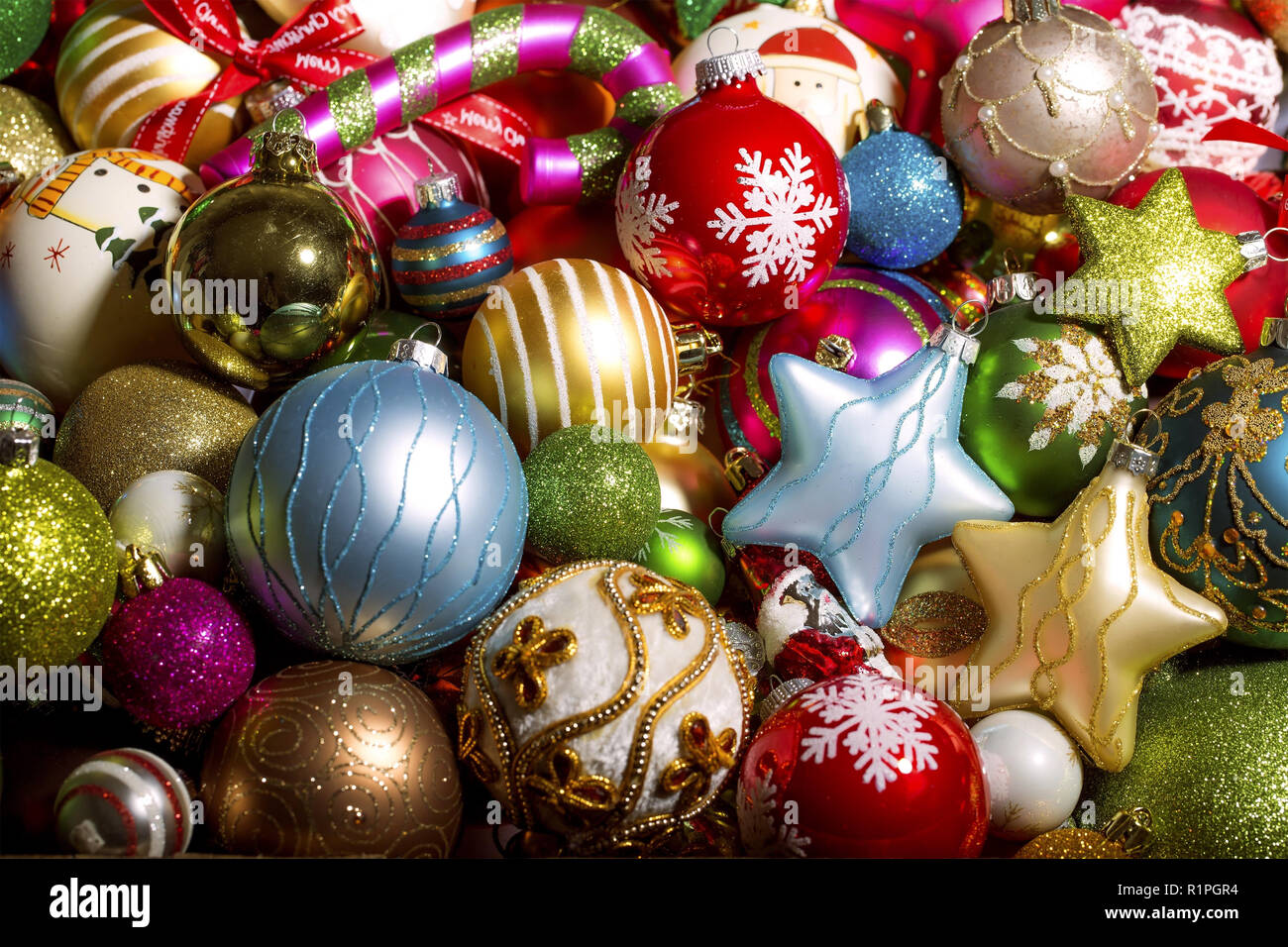 L'abete bianco abete con decorazioni di Natale palle. Sfondo di vacanza. Foto Stock