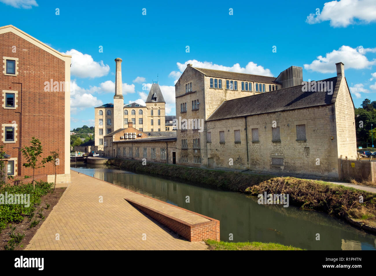 Stroud, Gloucestershire, Regno Unito - 26 agosto 2016: sole estivo porta le persone a godersi il rigenerato Stroudwater Canal progetto presso Ebley, Stroud, Gloucestershire, UK. Recentemente costruiti edifici di appartamenti e aziende in vecchi edifici industriali migliorano la banca Canale di Beagle intorno storico Mulino Ebley. Foto Stock