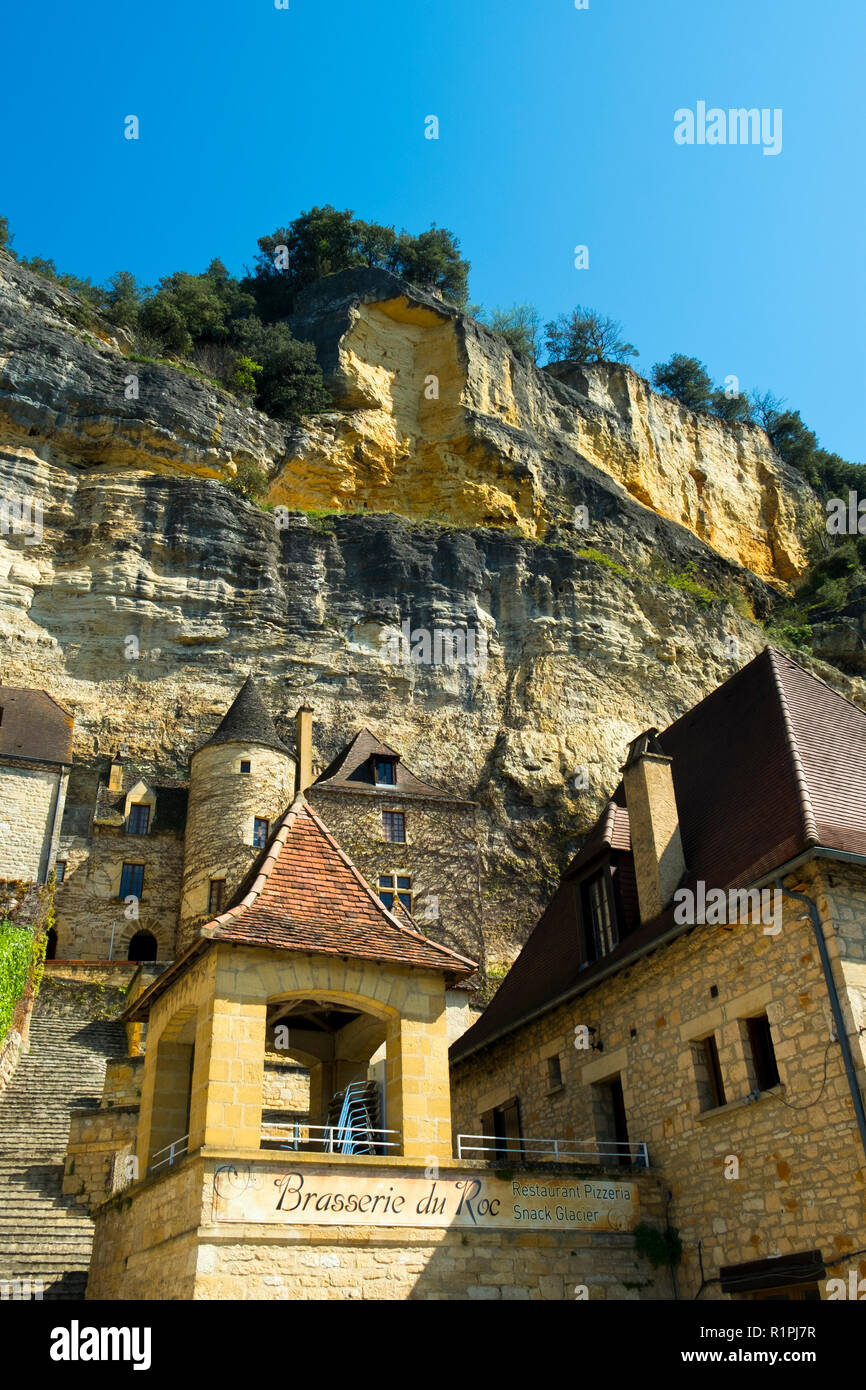 La Roque-Gageac, Francia - 3 Aprile 2017: pittoresca architettura in La Roque-Gageac sotto le scogliere accanto al fiume Dordogne in Dordogne, Nouvelle Aquitaine, Francia. È un membro del Les Plus Beaux Villages de France associazione. Foto Stock