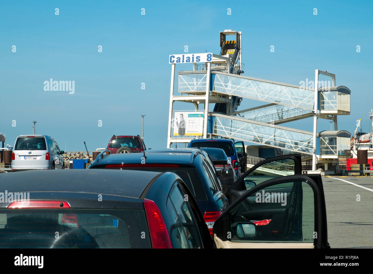 Calais, Francia - Aprile 11th, 2017: Auto attendere in linea a bordo di un traghetto attraverso la manica al Porto di Calais, Francia voce per Dover, in Inghilterra in un assolato pomeriggio di primavera. Calais è il porto più grande in Francia per il traffico di passeggeri. Foto Stock