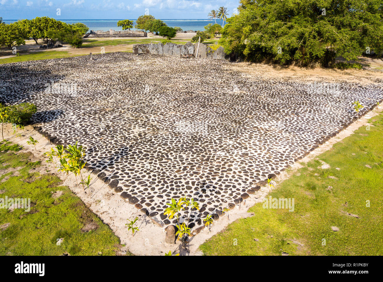 Marae Taputapuatea tempio complesso. Antico in pietra scolpita tiki sacro (idolo statua) e ahu altare. Raiatea, Polinesia francese, Oceania. Foto Stock