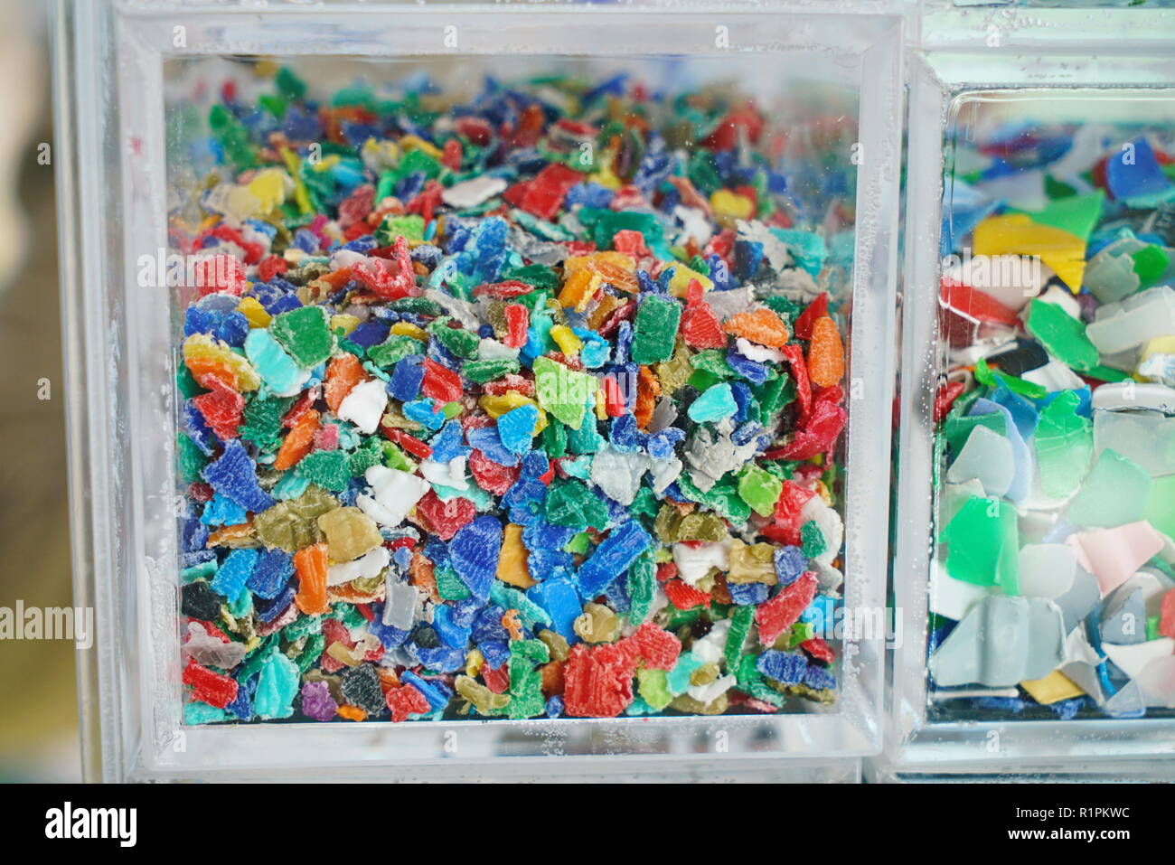 Microplastics in un contenitore di vetro Foto Stock