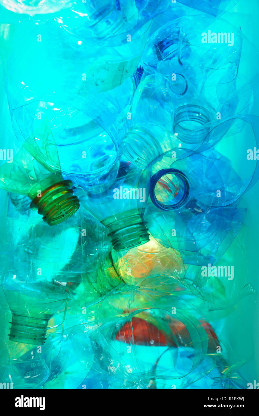 Colorate vuote le bottiglie di plastica sono rifiuti riciclabili Foto Stock