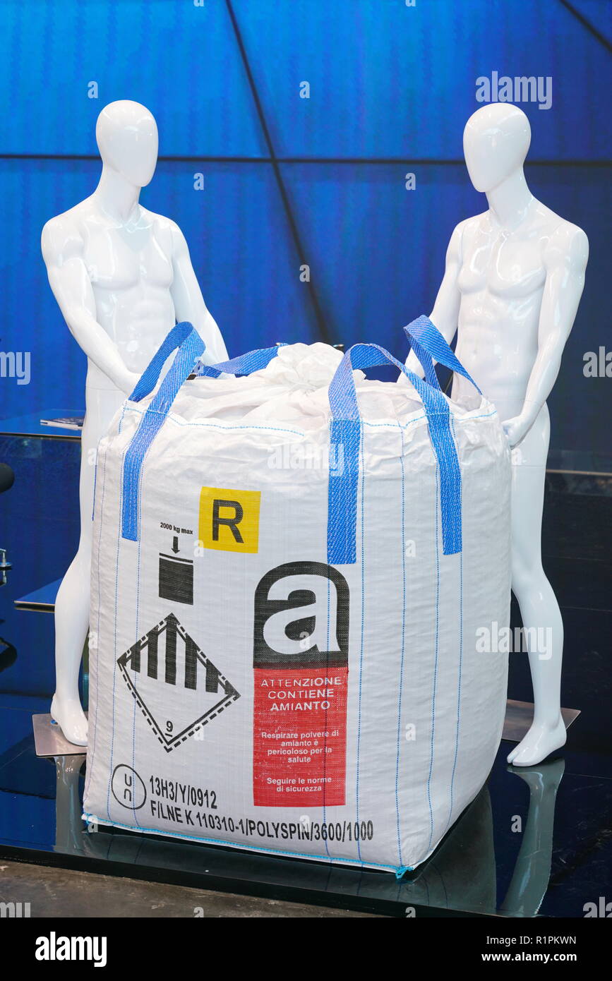 Rimini, Italia - Novembre 2018: l'impostazione fino alla fiera di una ditta specializzata nella rimozione sicura di amianto Foto Stock