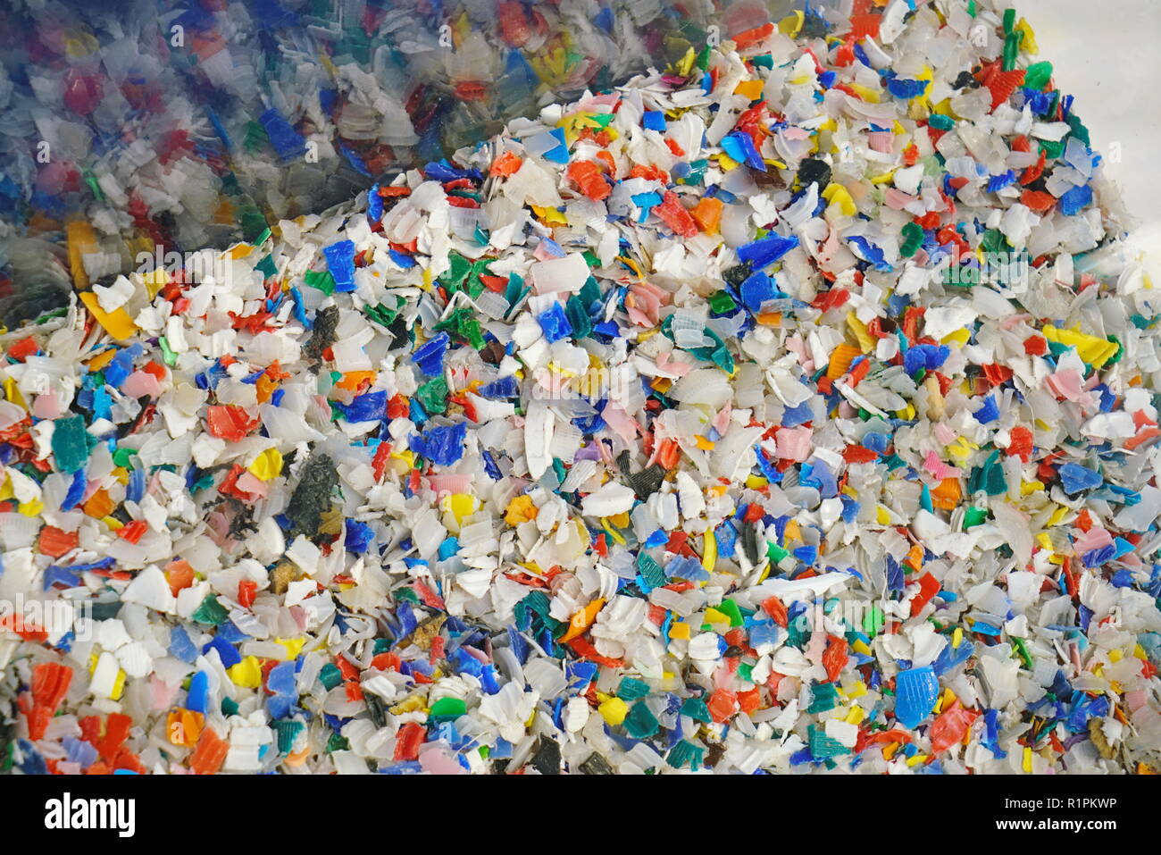 Microplastics in un contenitore di vetro Foto Stock