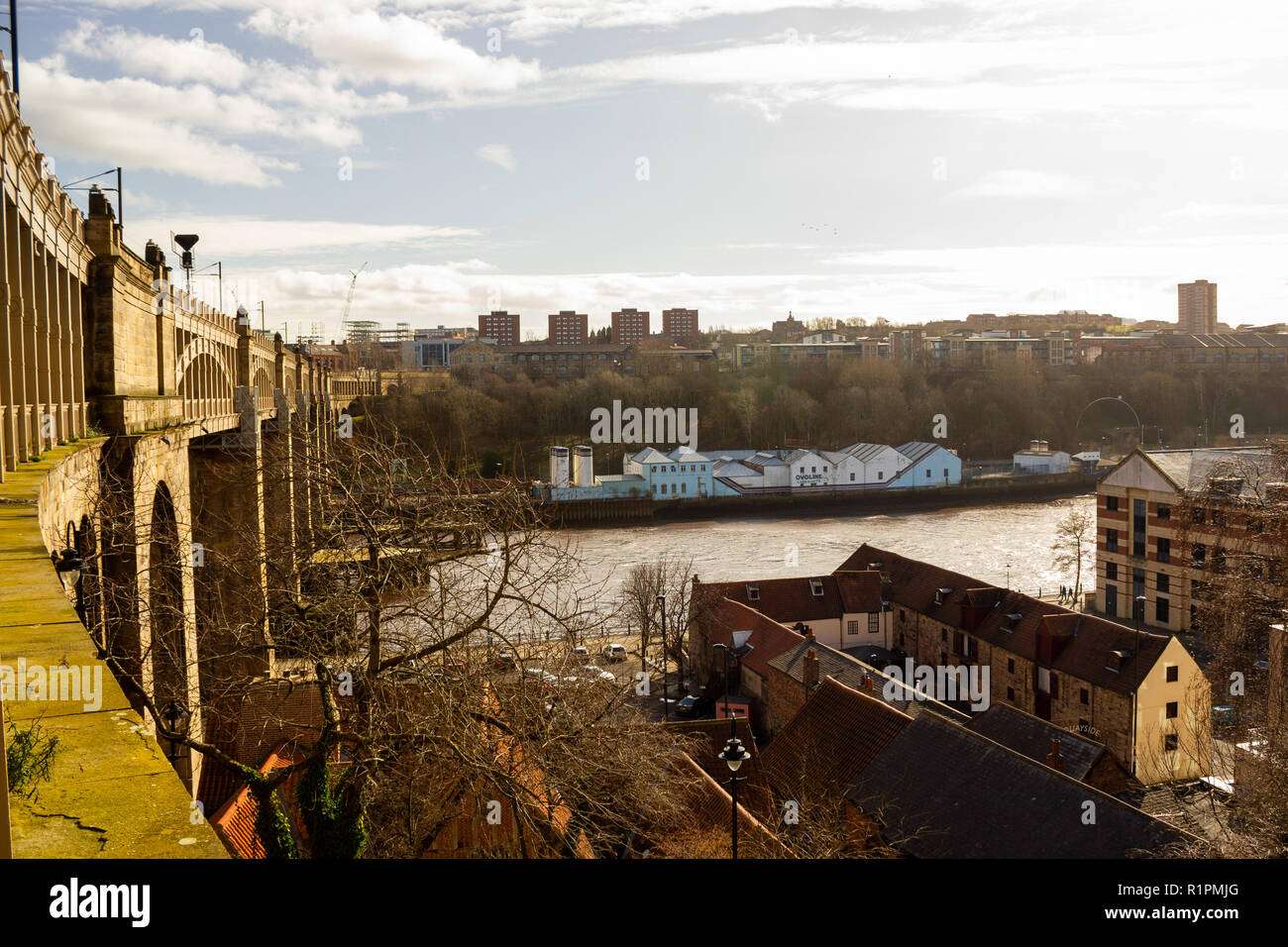 Newcastle upon Tyne: vista dall alto livello Bridge al tramonto con Brett edificio olio in background su Fiume Tyne Foto Stock