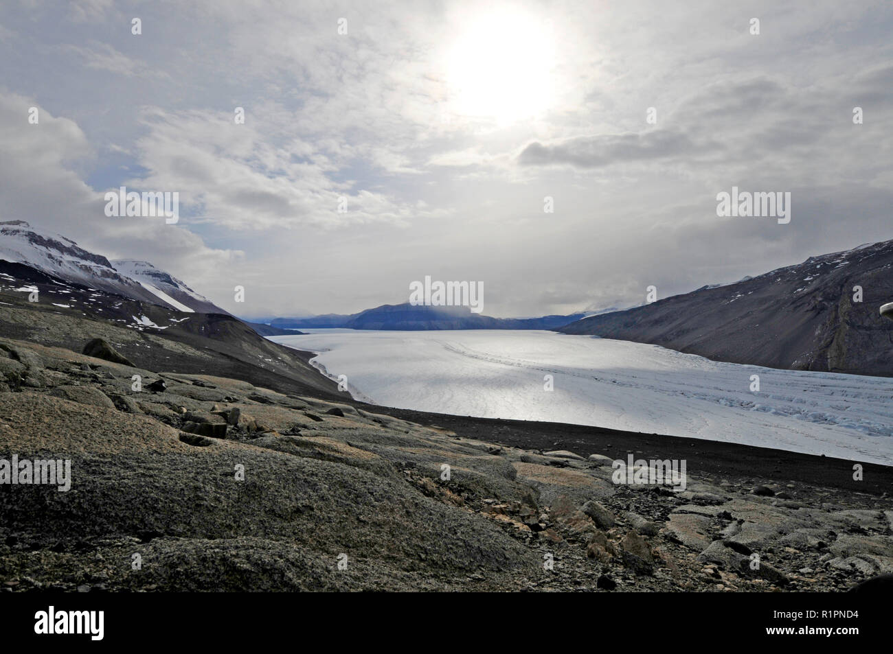 Taylor Valley, McMurdo aride vallate, l'Antartide, che mostra la parte del ghiacciaio Taylor dove un subglacial lake è la fonte di sangue cade Foto Stock