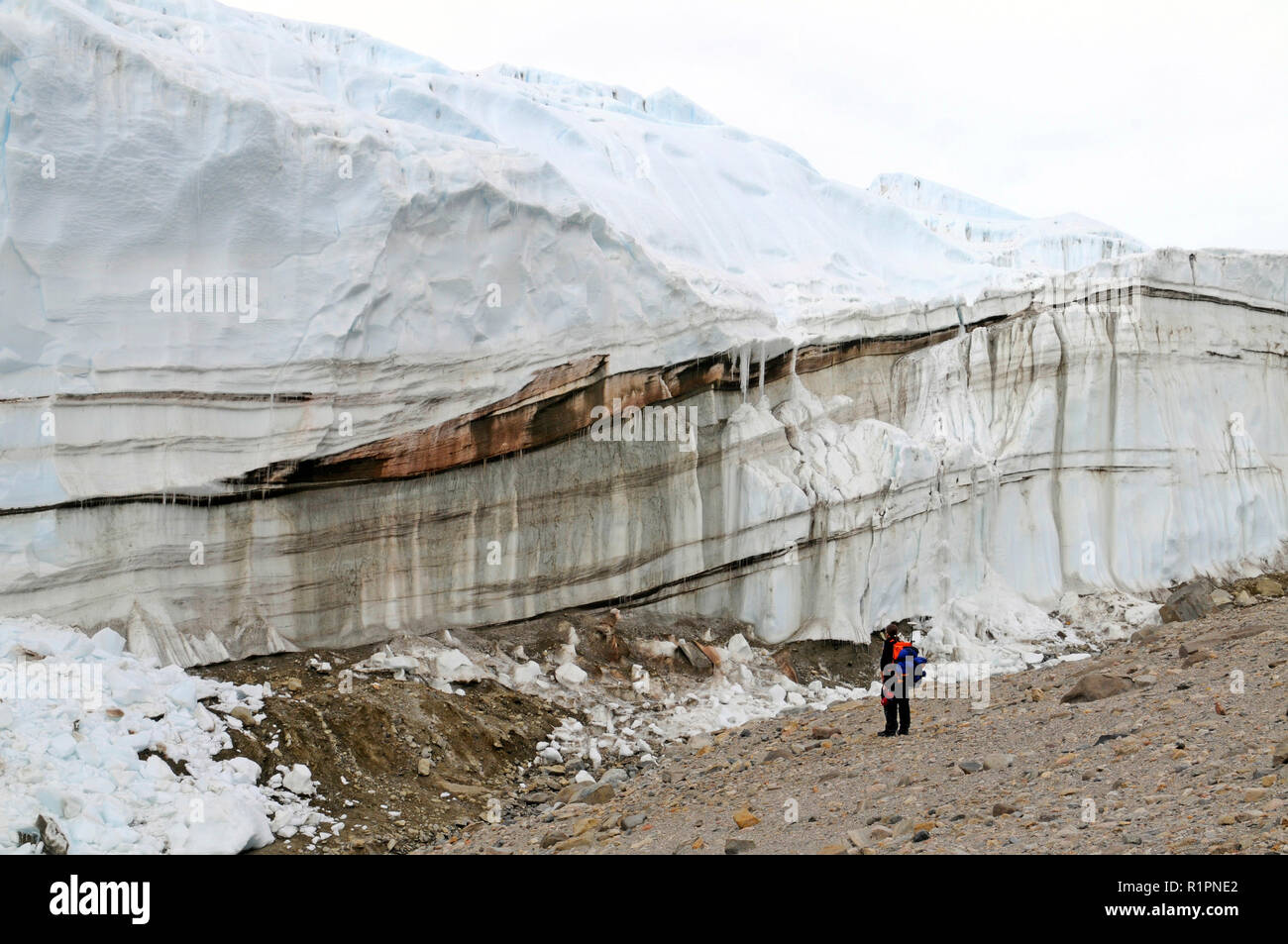 Strati di colore rosso da depositi di ferro entro il glacier associato al sangue cade a Taylor Valley, McMurdo aride vallate, Antartide Foto Stock