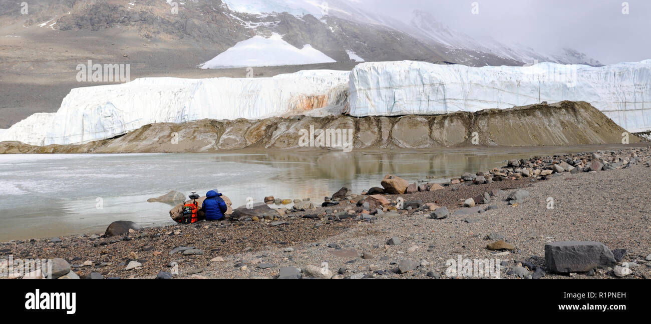 Panorama del terminale del ghiacciaio Taylor dove cade il sangue fuoriesce dal ghiacciaio con colore rosso di ferro, Taylor Valley, McMurdo aride vallate, Antartide Foto Stock