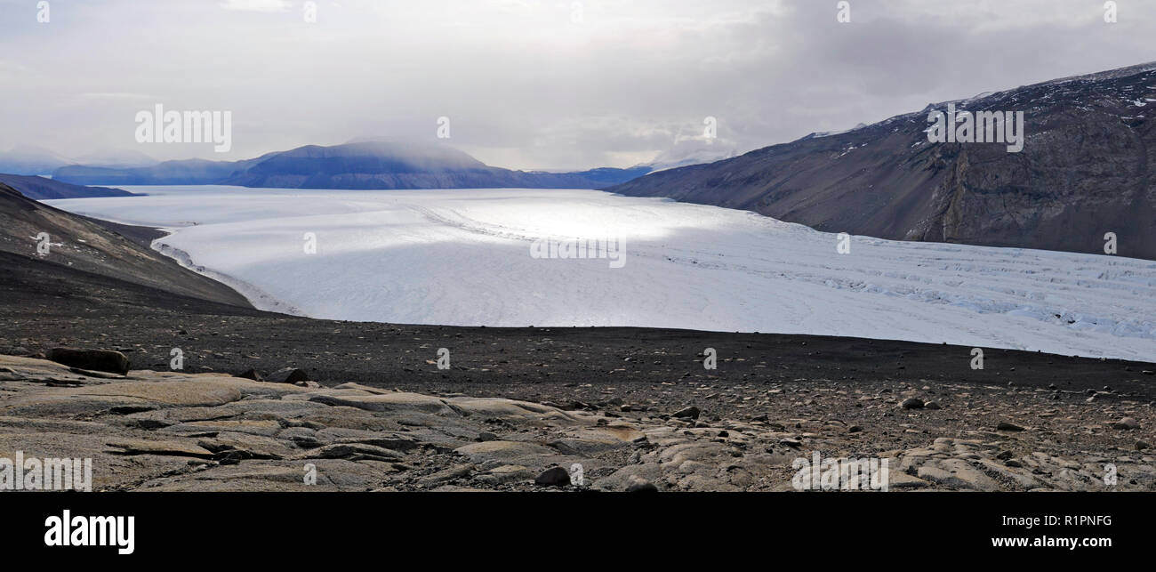 Panorama della Valle di Taylor, McMurdo aride vallate, Antartide che mostra la parte del ghiacciaio Taylor dove un subglacial lake è la fonte di sangue cade Foto Stock