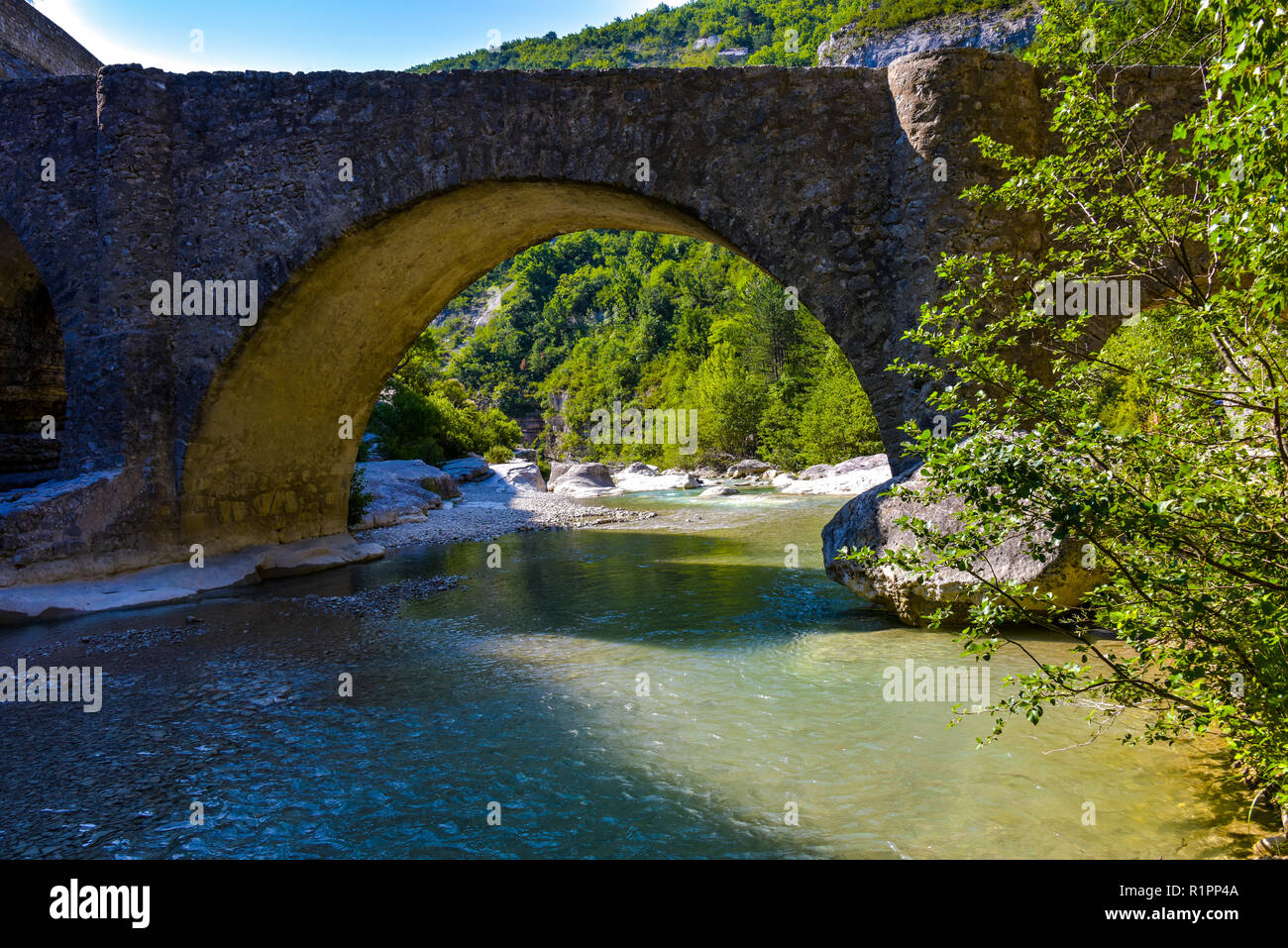 Un antico ponte in pietra, Provenza, Francia, Gorges de la Méouge, regione Provence-Alpes-Côte d'Azur Foto Stock