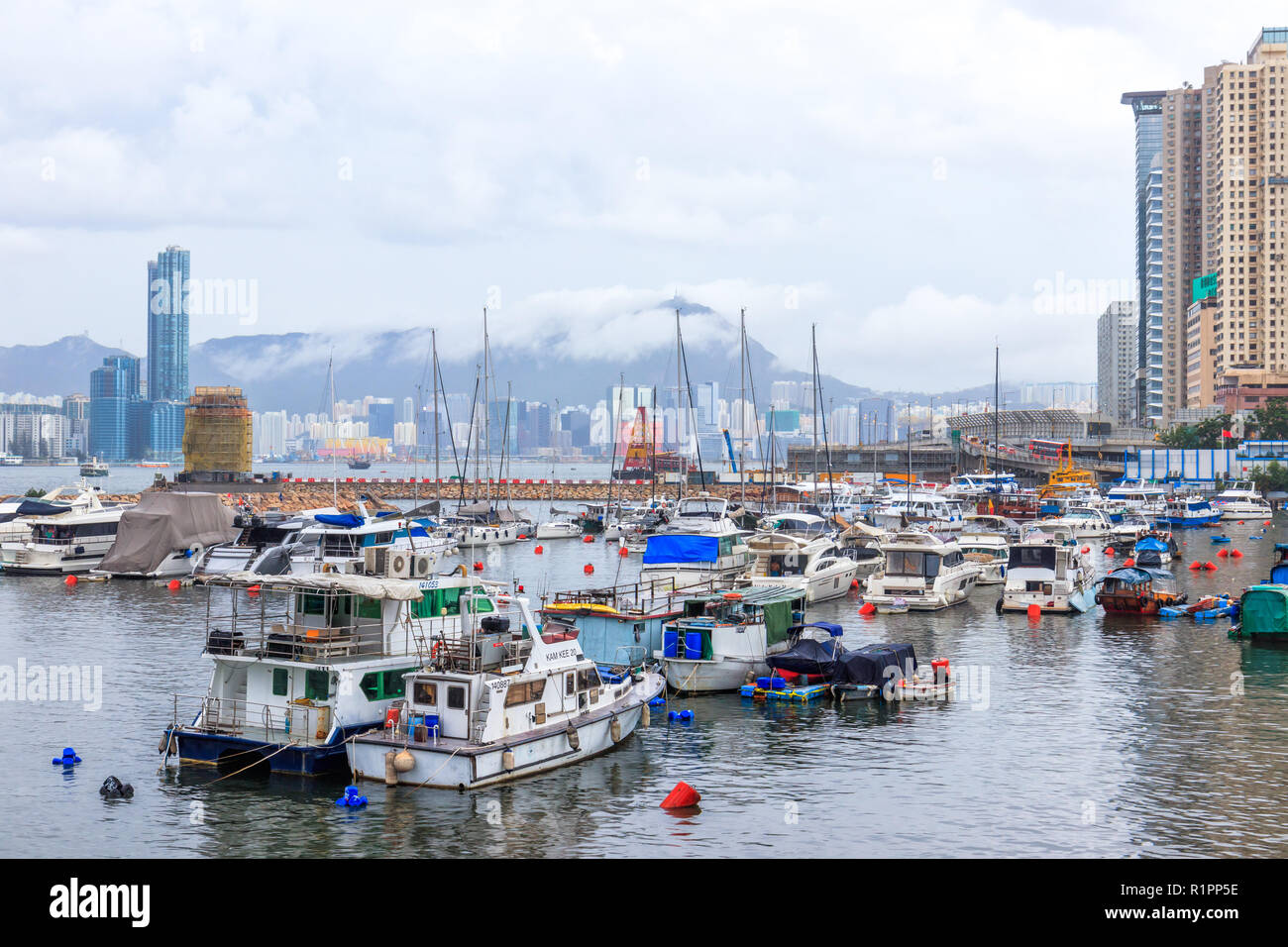 Barche a Hong Kong presso la baia di Victoria Foto Stock