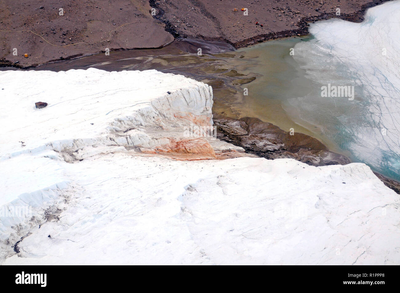Antenna di sangue cade, un colore rossastro salato ricco di ferro scarica che emerge dal ghiacciaio di Taylor,Taylor Valley, McMurdo aride vallate, Antartide Foto Stock