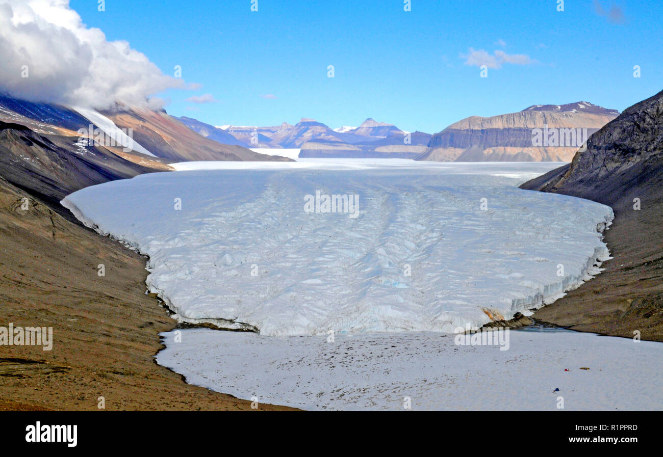 Il Ghiacciaio Taylor & Lake Bonney, Taylor Valley, McMurdo aride vallate, l'Antartide. Il sangue scende a destra del ghiacciaio & dolerite stratificato / montagne di arenaria Foto Stock