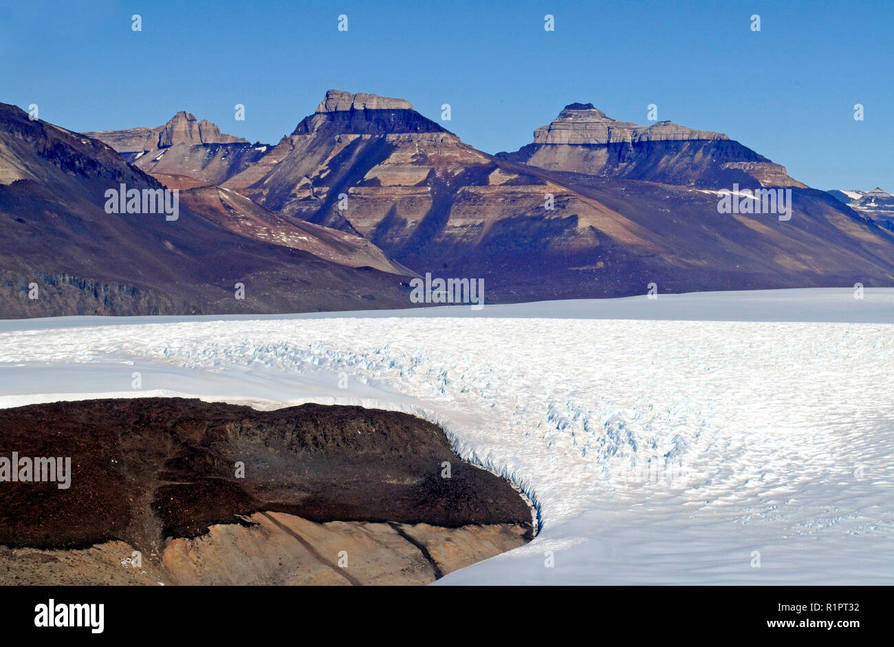 Alta Valle di Taylor, McMurdo aride vallate, Antartide mostra bande di Ferrar Dolerite con strati di pietra arenaria di faro rotante Foto Stock