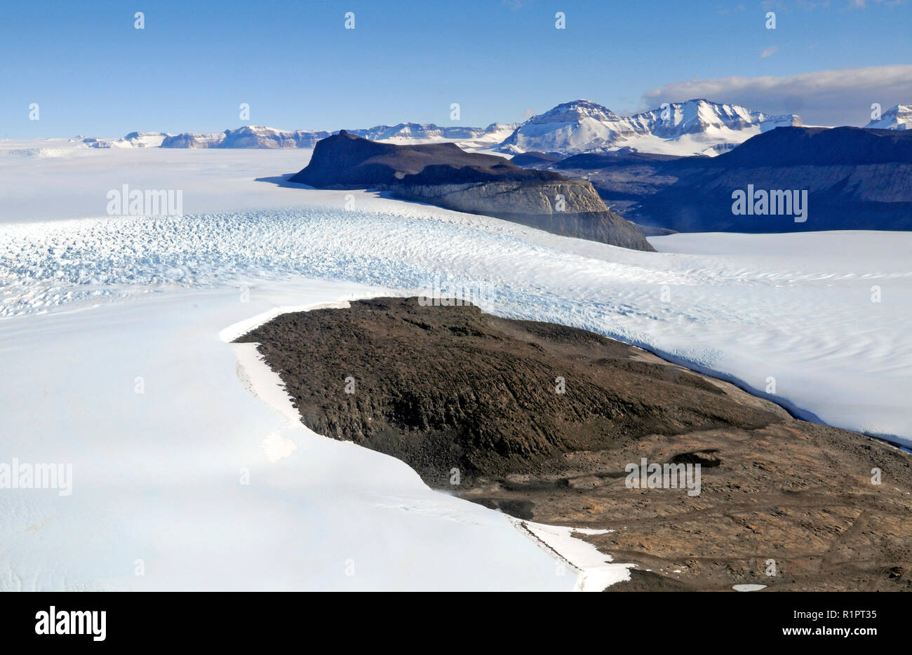 Alta Valle di Taylor, McMurdo aride vallate, Antartide mostra bande di Ferrar Dolerite con strati di pietra arenaria di faro rotante Foto Stock