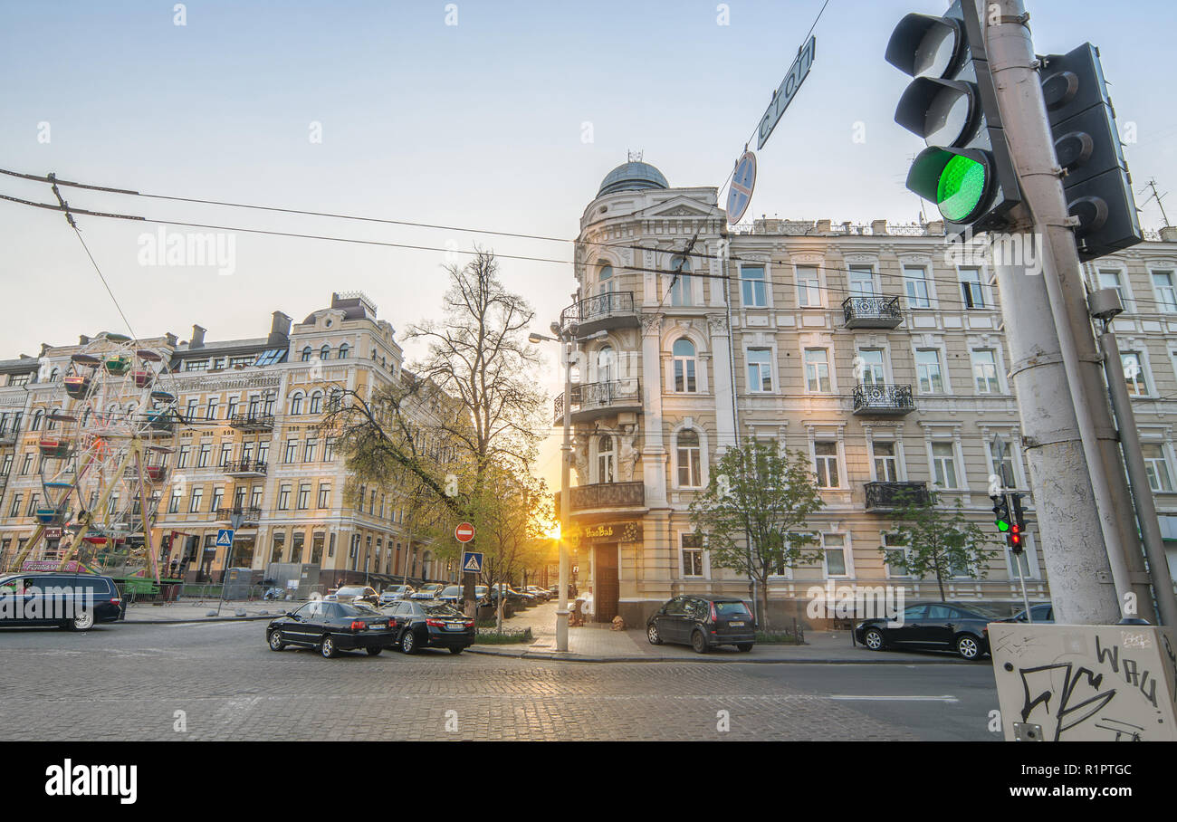 Kiev, Ucraina, Aprile 21, 2018. Vetture su strada Volodymyrska. Crocevia di Volodymyrska Street e Rilsky Lane Foto Stock