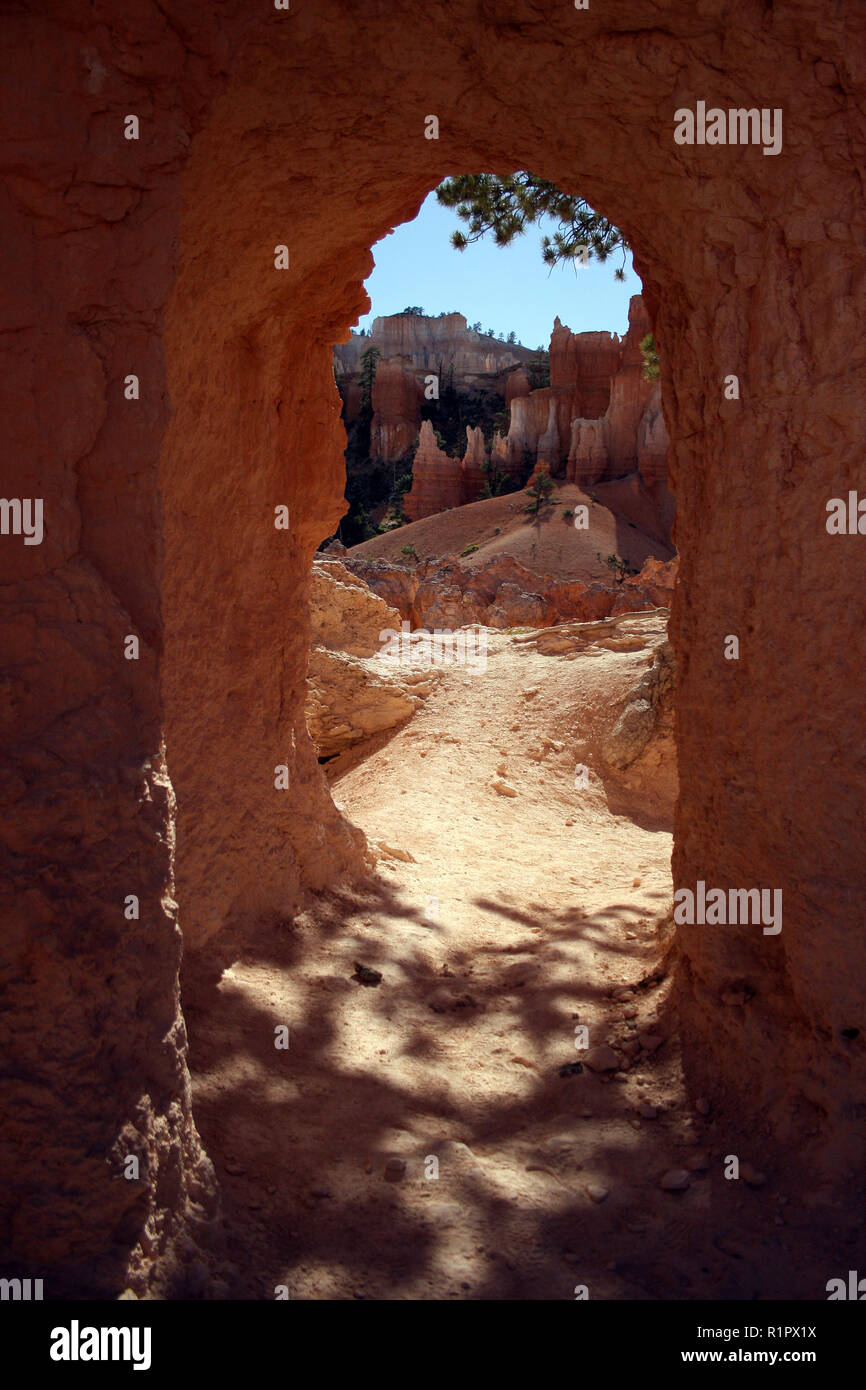 Vista delle diverse formazioni rocciose (hoodoos) attraverso arcuato portale naturale, parco nazionale di Bryce Canyon, Utah Foto Stock