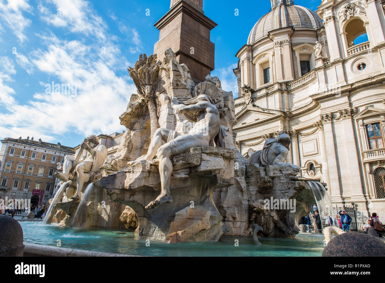 Italia, Roma Piazza Navona, la fontana dei Quattro Fiumi disegnata da G.L.Bernini. Foto Stock