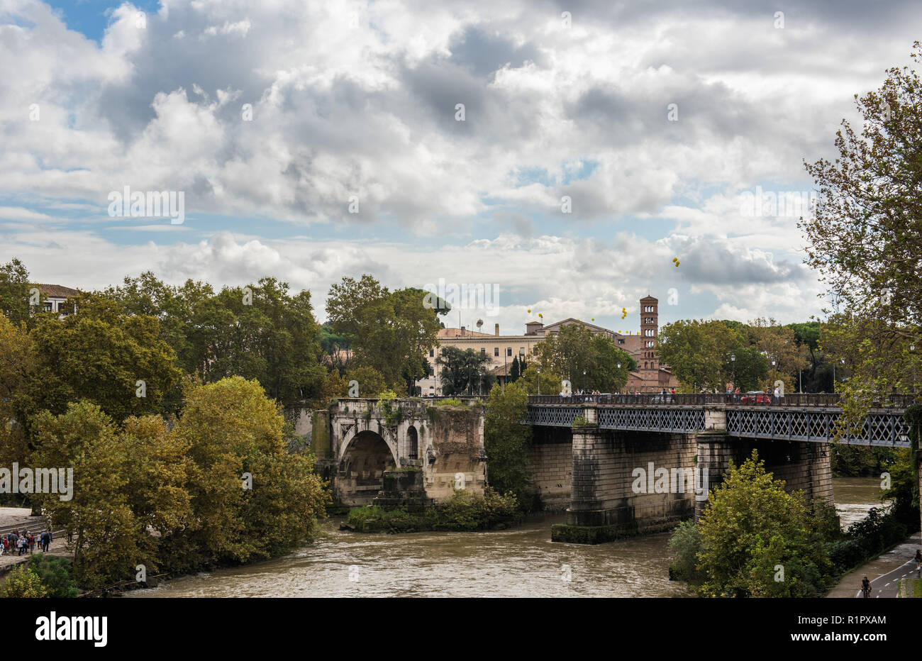 Paesaggio urbano in Roma - un vecchio ponte di Roma Foto Stock