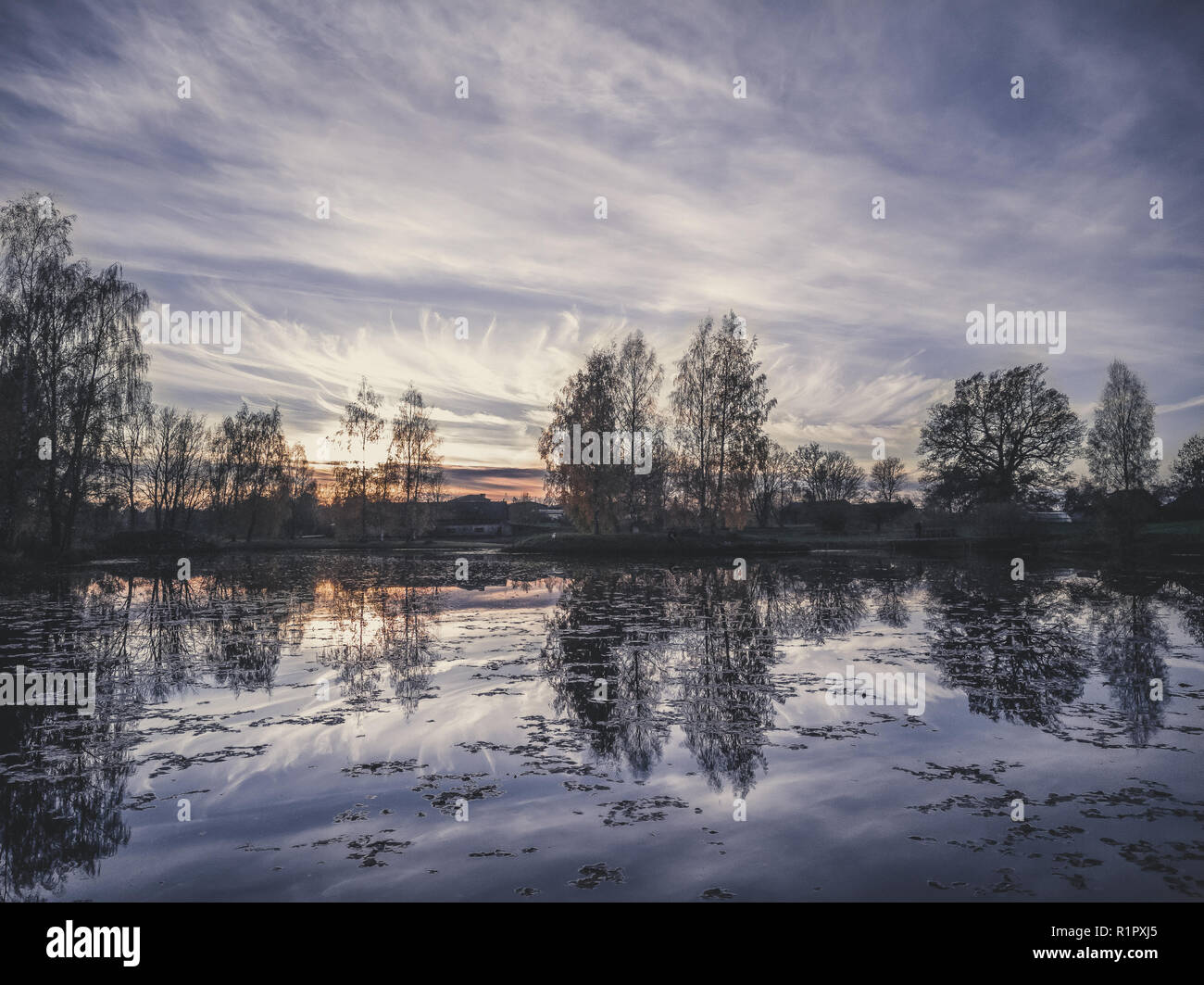 Paesaggio riflesso in un lago sulla calma autunno notte - look vintage modifica Foto Stock