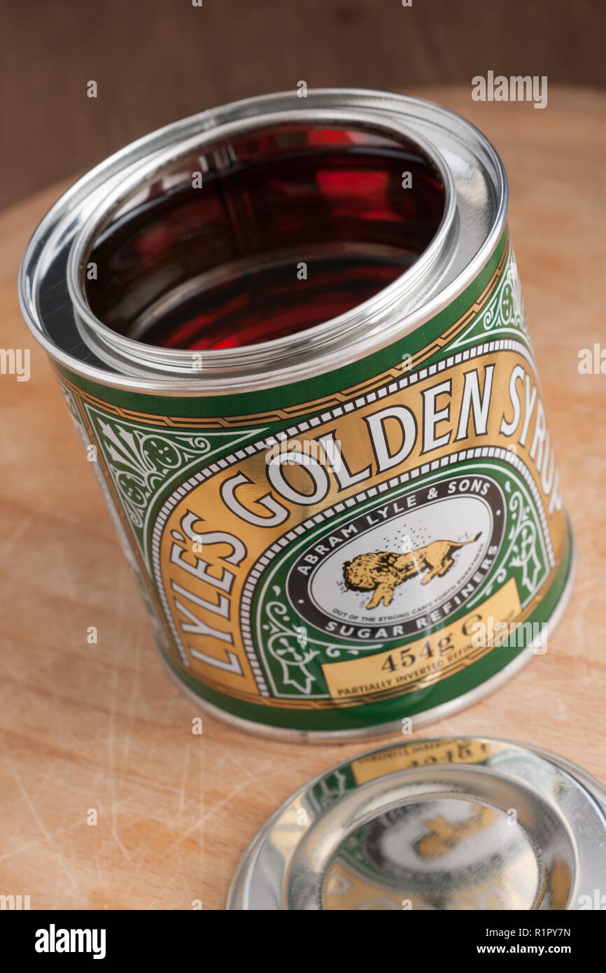 Lyle sciroppo dorato nel suo distintivo verde e oro stagno commercializzati dal 1885 i mondi più antico marchio invariato il confezionamento Foto Stock