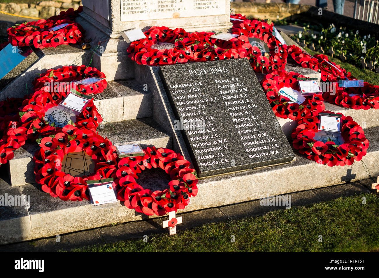Ghirlande e di papavero su un memoriale di guerra sul ricordo domenica 2018 in Felixstowe, Suffolk Foto Stock