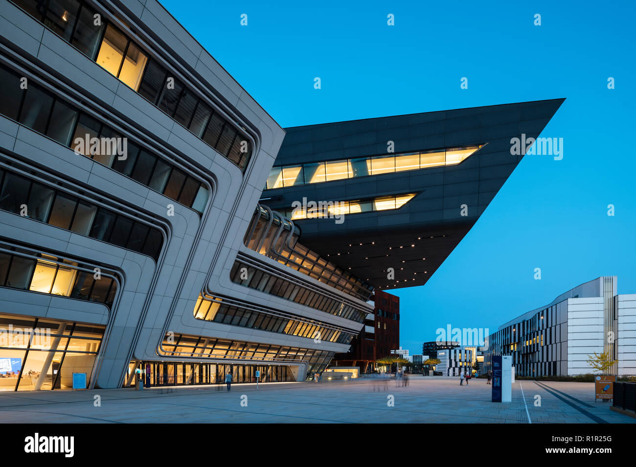 Esterno della Vienna University of Economics & Business Campus Progettato da Zaha Hadid Architects, Vienna, Austria Foto Stock