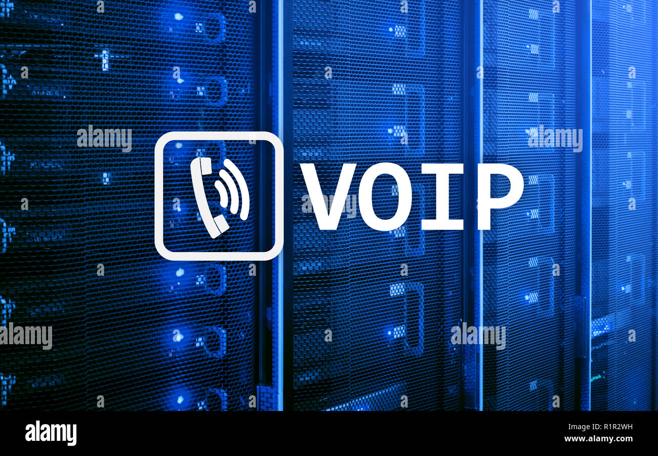 VOIP, Voice over Internet Protocol, la tecnologia che consente la comunicazione vocale via Internet. La sala server sfondo. Foto Stock