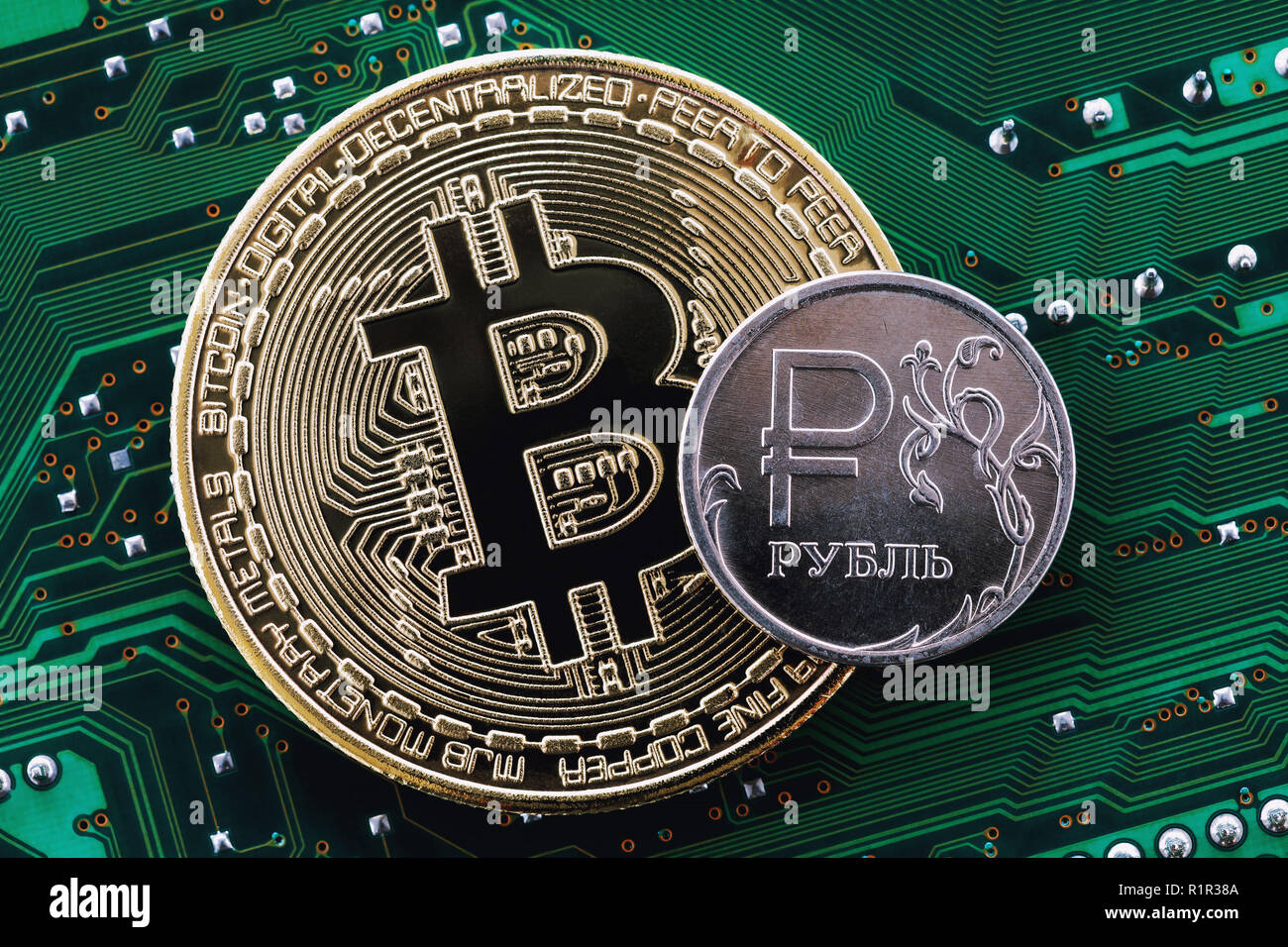 Bitcoin e rublo russo su un chip di computer, vista dall'alto Foto Stock