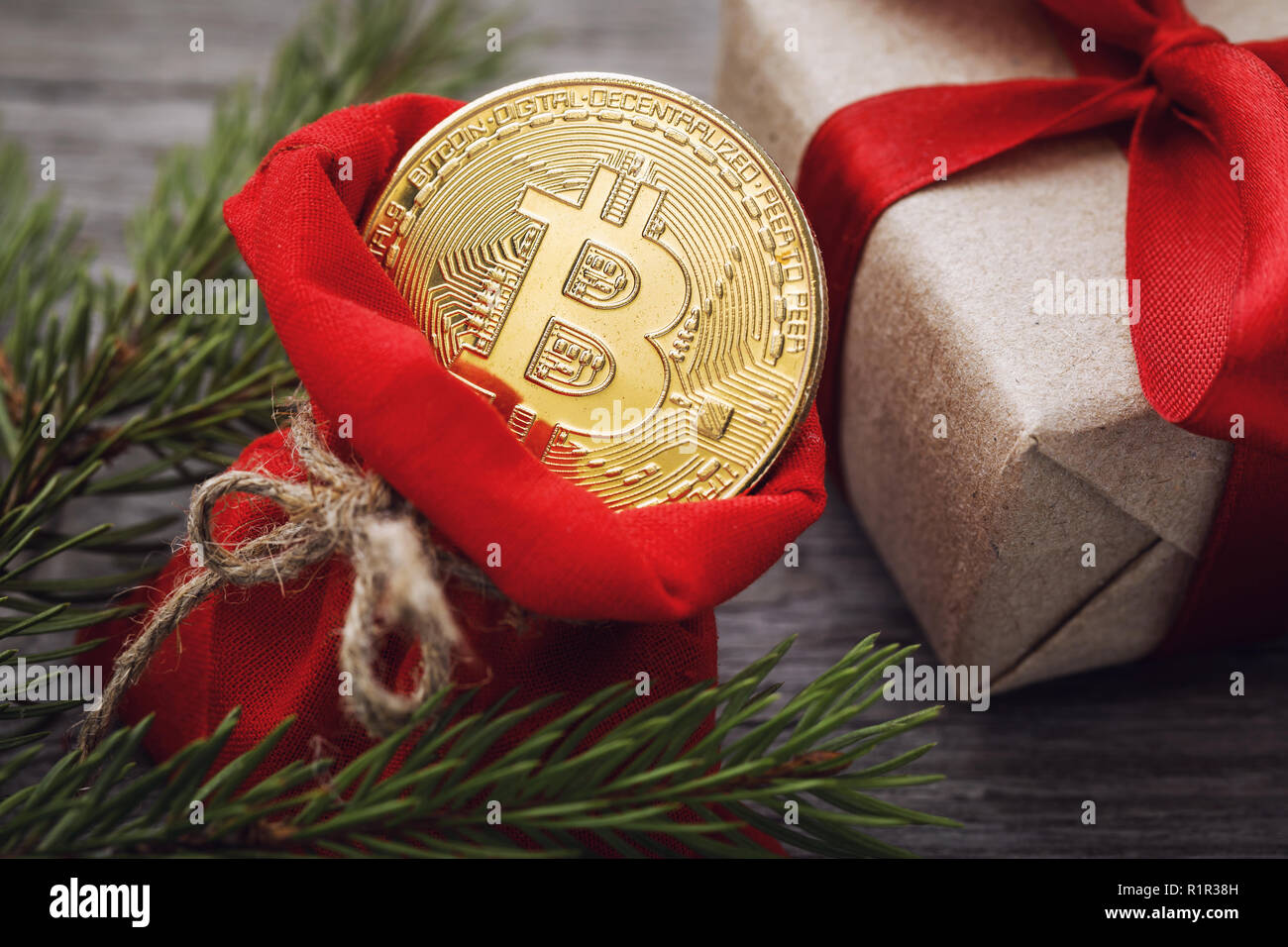 Bitcoin in un sacchetto rosso come un regalo di Natale closeup Foto Stock