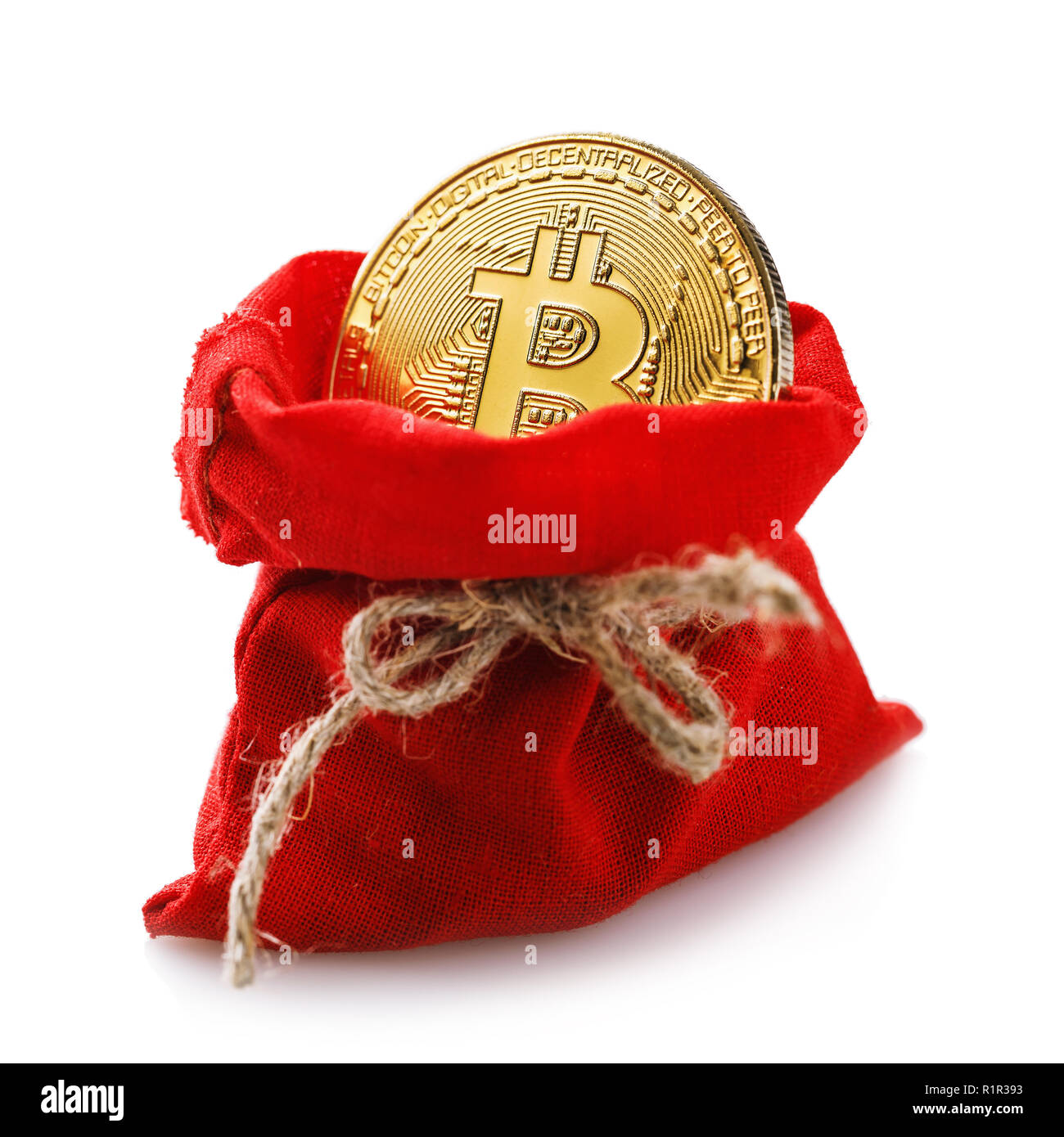 Bitcoin in un sacchetto rosso come un nuovo dono anni isolato su uno sfondo bianco Foto Stock