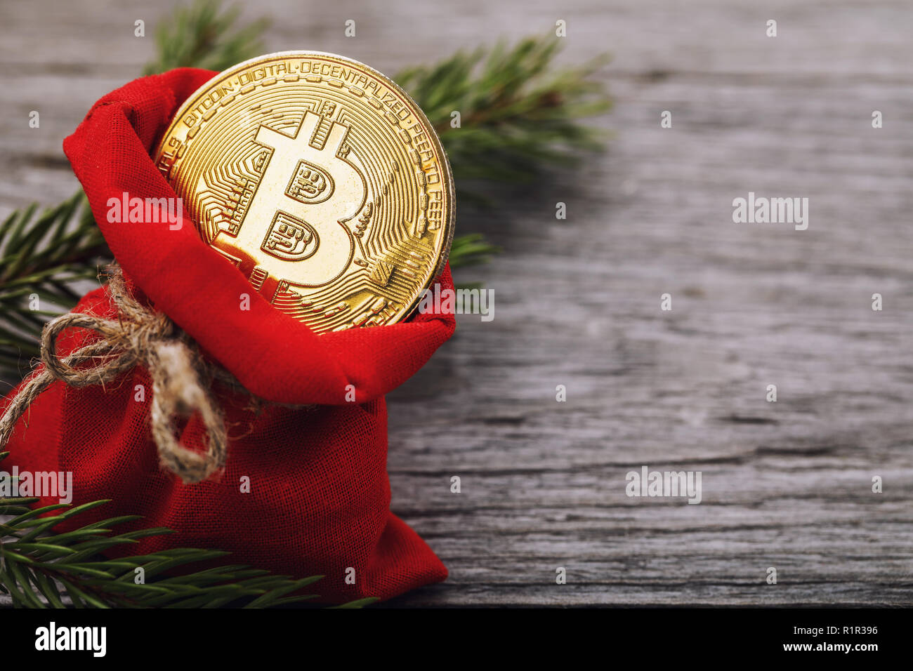 Bitcoin in un sacchetto rosso come un nuovo dono anni con spazio di copia Foto Stock