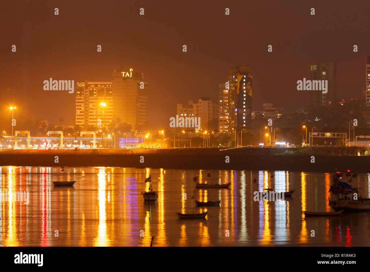 Vista di Bandra skyline vicino al mare link conosciuto anche come Rajiv Gandhi link sul mare, dopo il tramonto, Mumbai, India. Foto Stock