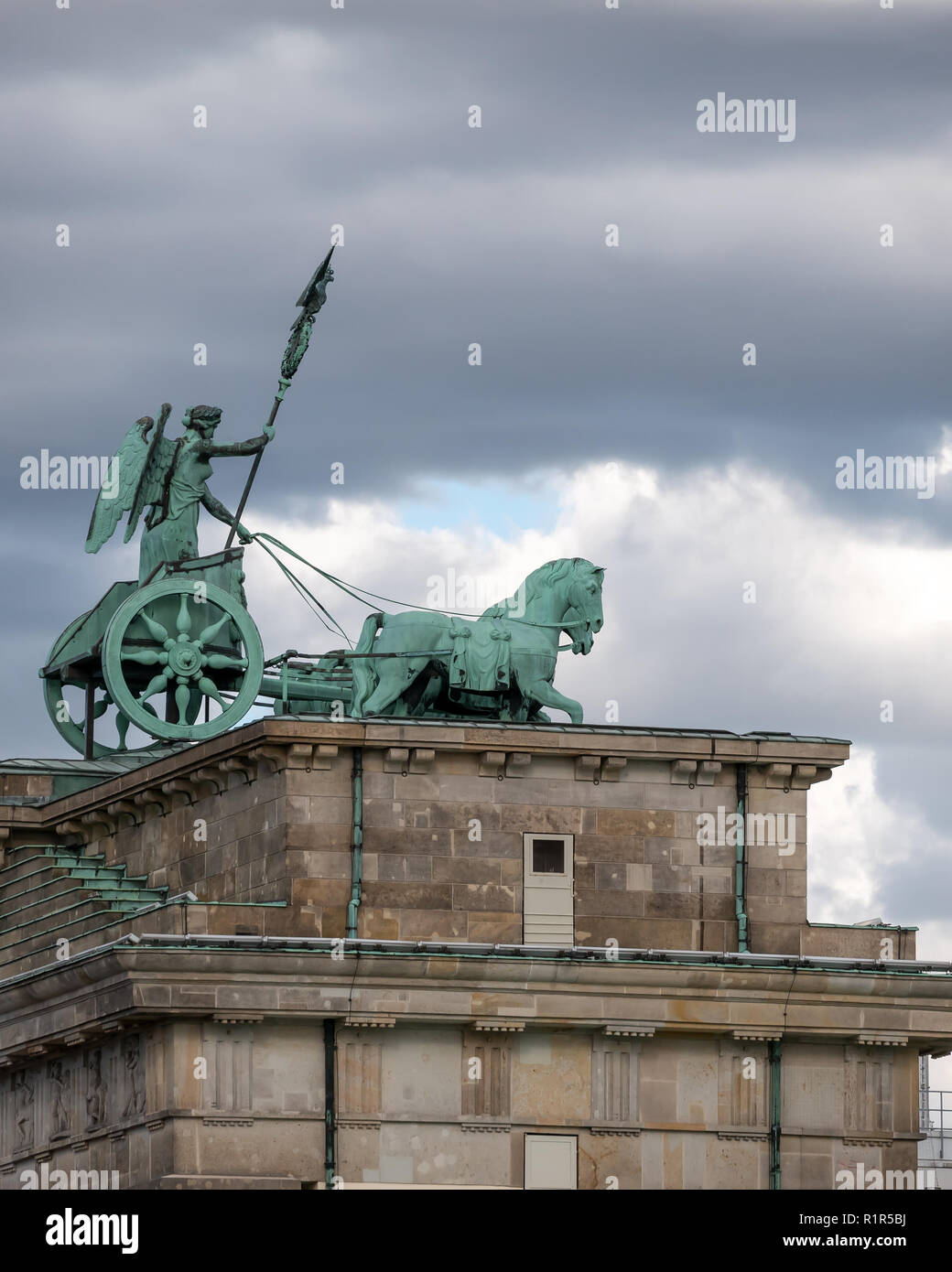 La Quadriga della Porta di Brandeburgo contro un cielo nuvoloso a Berlino, Germania Foto Stock