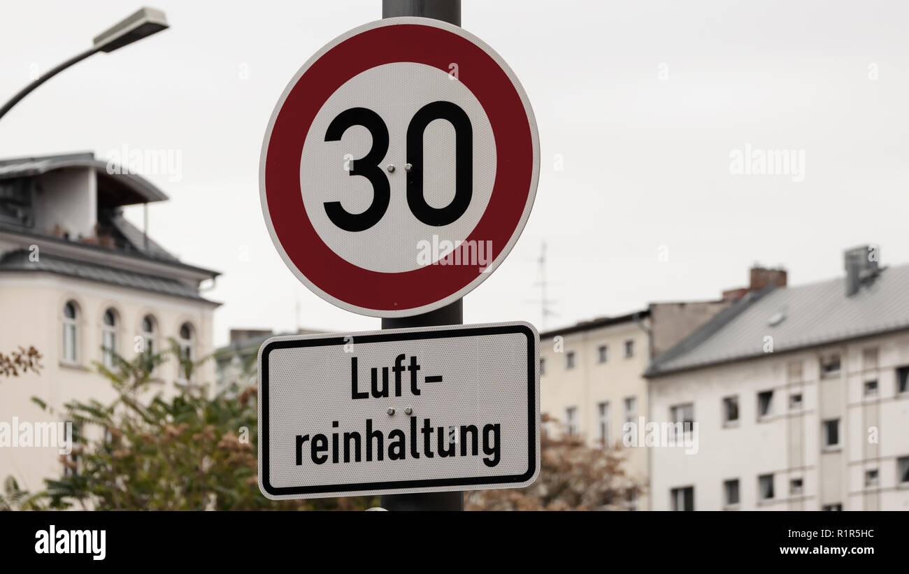 Segno di traffico il limite massimo di velocità 30 per Luftreinhaltung, il che significa che il controllo dell'inquinamento atmosferico in lingua tedesca, a Berlino, in Germania Foto Stock