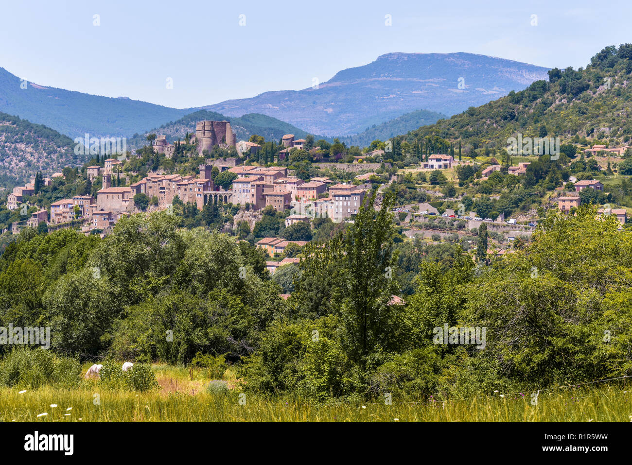 Panorama del paesaggio con Montbrun-les-Bains, Provenza, Francia, paese e sulle montagne circostanti, gli stati dei più bei villaggi di Francia Foto Stock